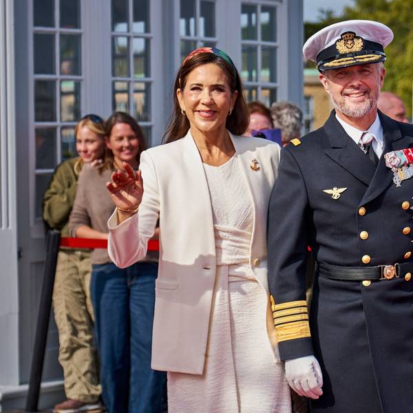 Königin Mary und König Frederik winken.