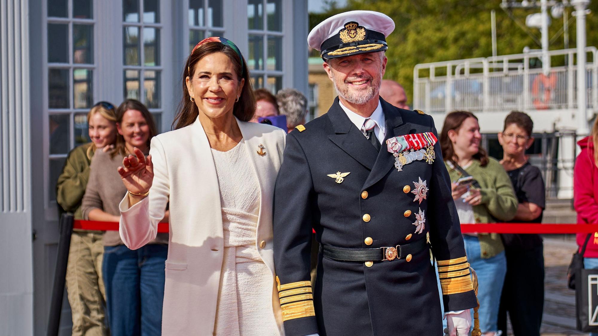 Königin Mary und König Frederik winken.