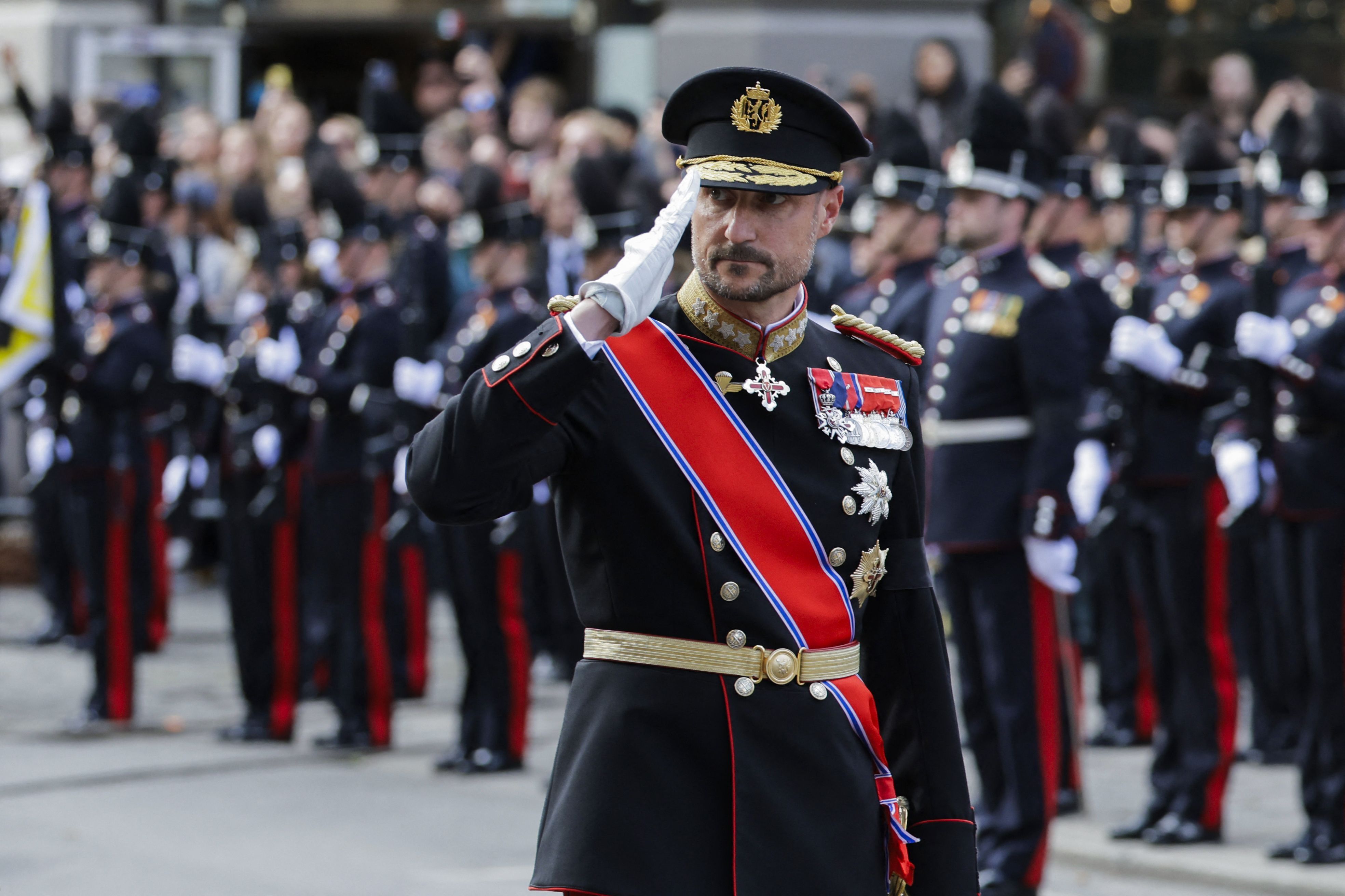 Der neue norwegische Monarch Haakon VIII. salutiert.