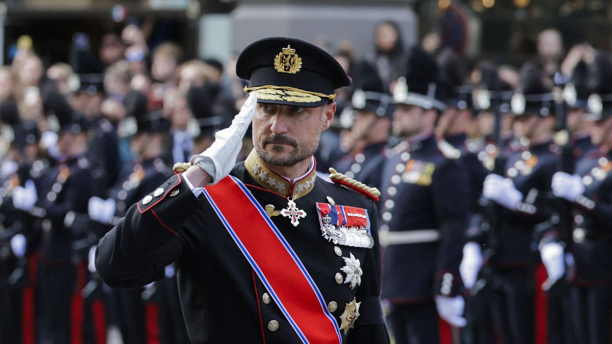 Der neue norwegische Monarch Haakon VIII. salutiert.