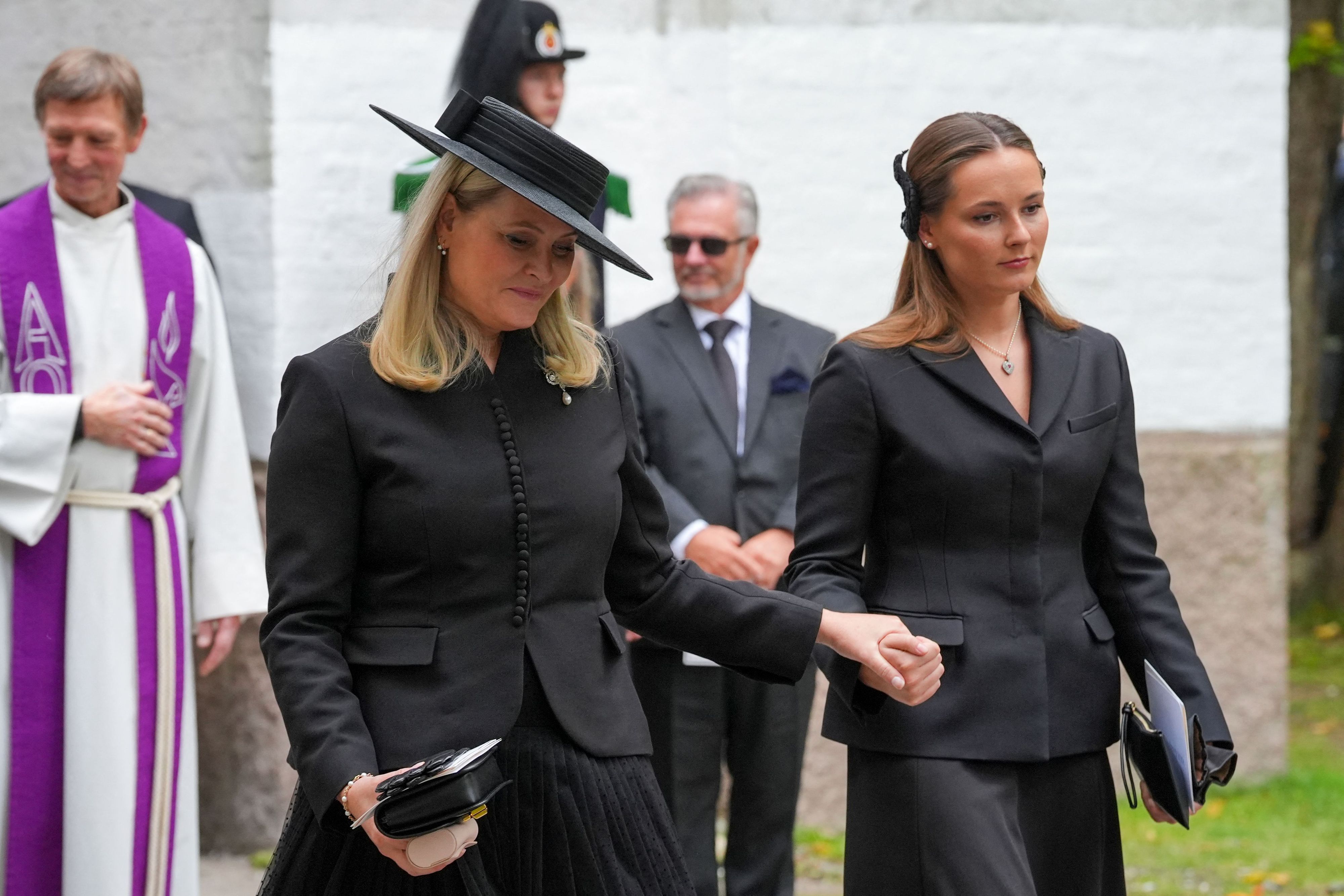 Königin Mette-Marit und Kronprinzessin Ingrid Alexandra gehen nebeneinander.