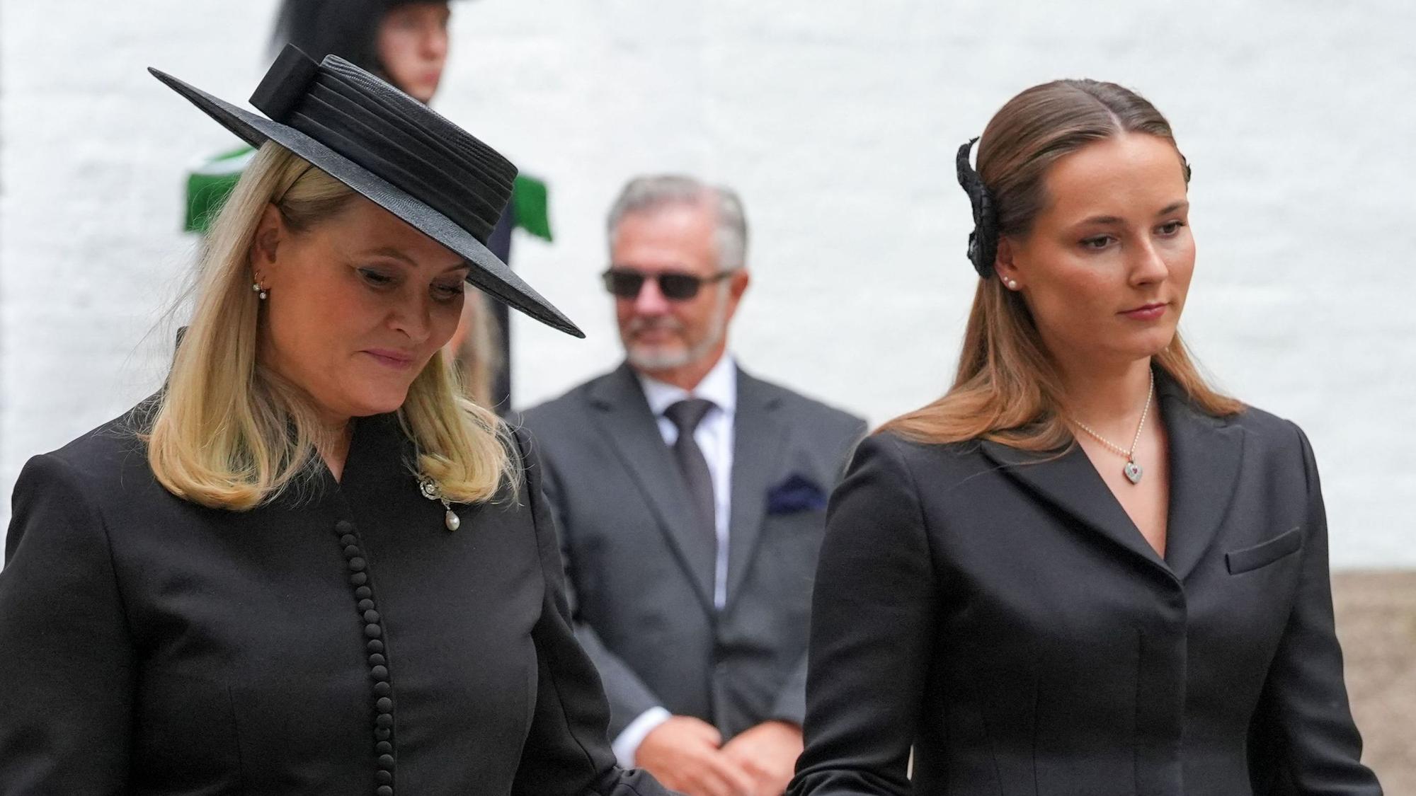 Königin Mette-Marit und Kronprinzessin Ingrid Alexandra gehen nebeneinander.