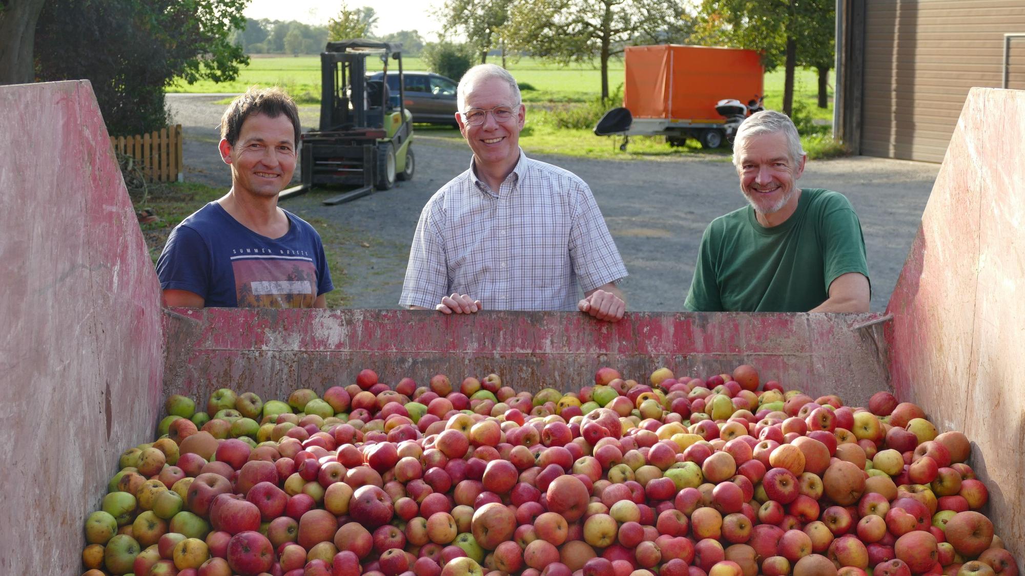 Michael Schmitz, Rudolf Decker und Winfried Eberhardt (v.l.) von der Biologischen Station. Sie haben nicht ganz so viele Äpfel entgegen genommen wie im vergangenen Jahr.