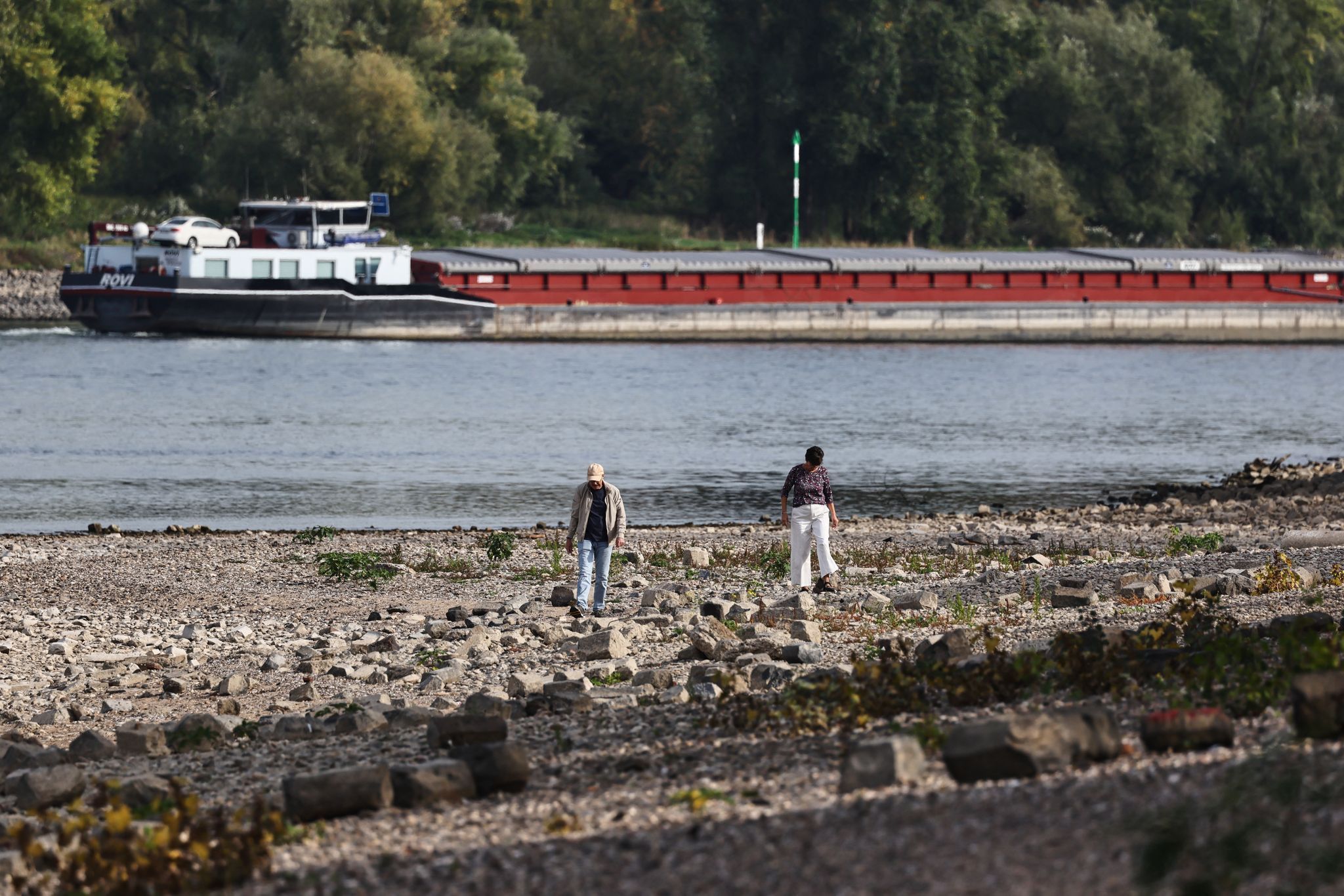 Niedrigwasser am Rhein in Köln