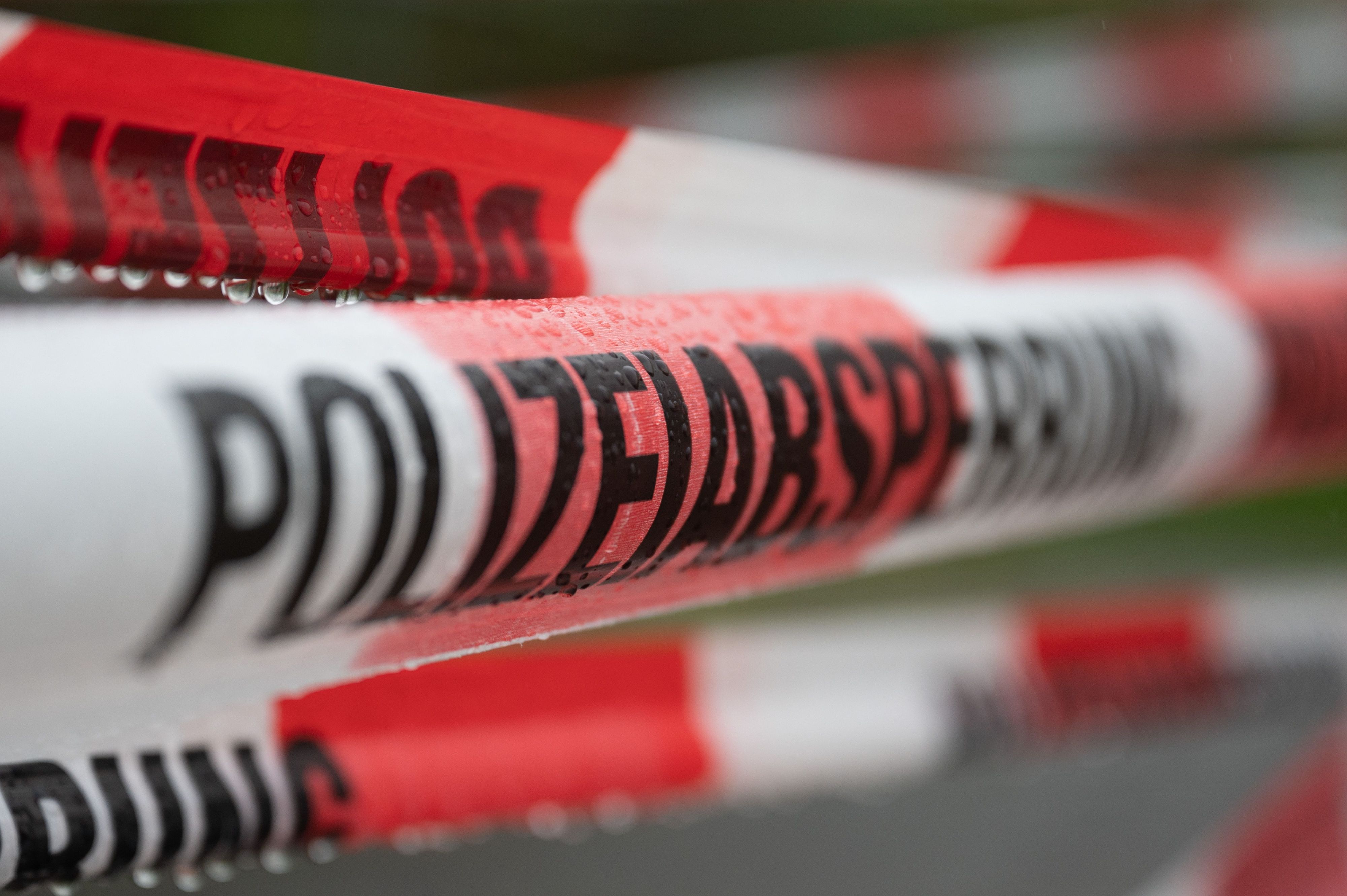 Die Polizei hat einen Einsatzort mit Flatterband abgesperrt.