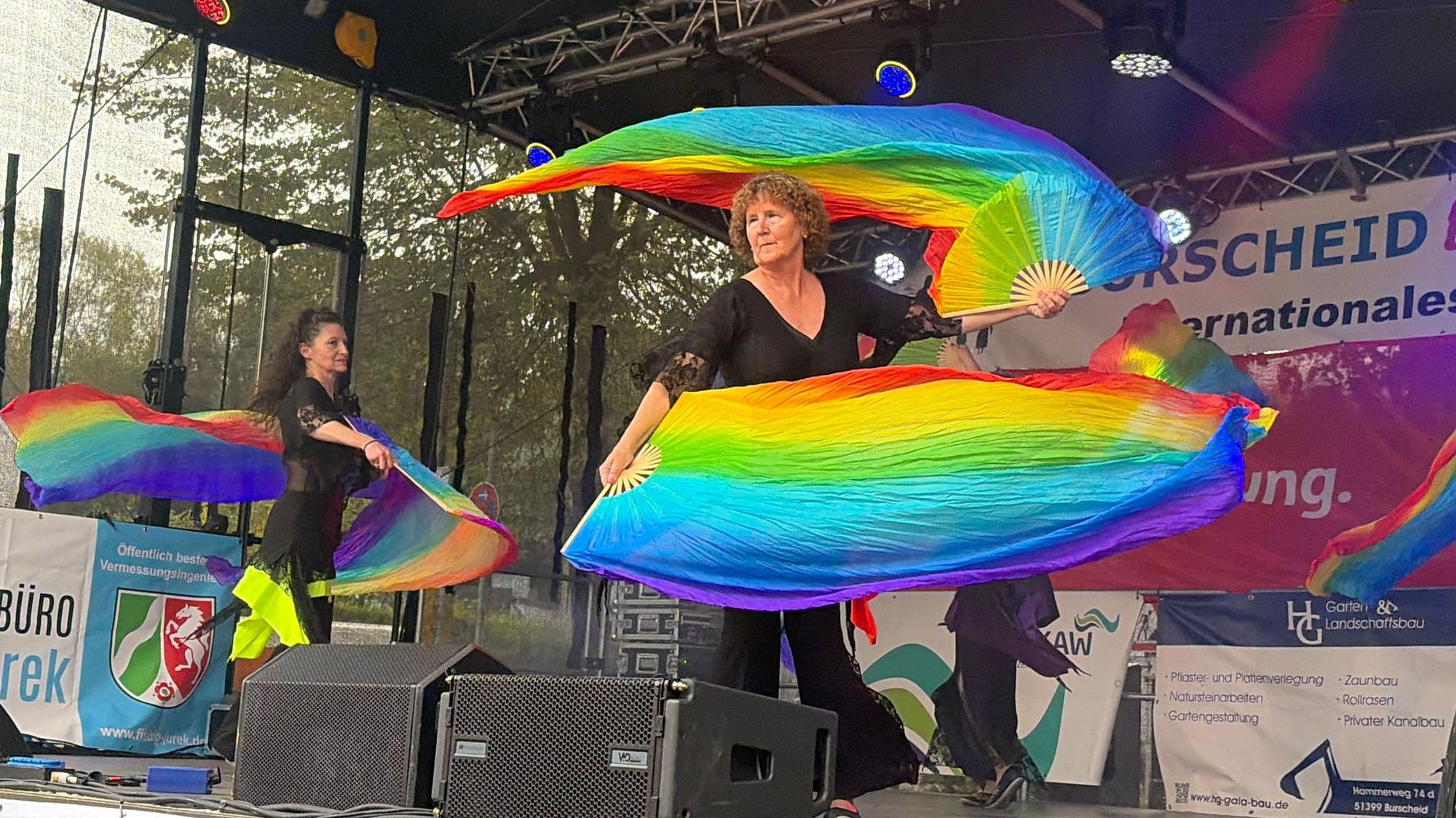 Viele Tanz- und Musikgruppen aus unterschiedlichen Kulturen präsentierten ihre Talente auf der Bühne am Burscheider Marktplatz.