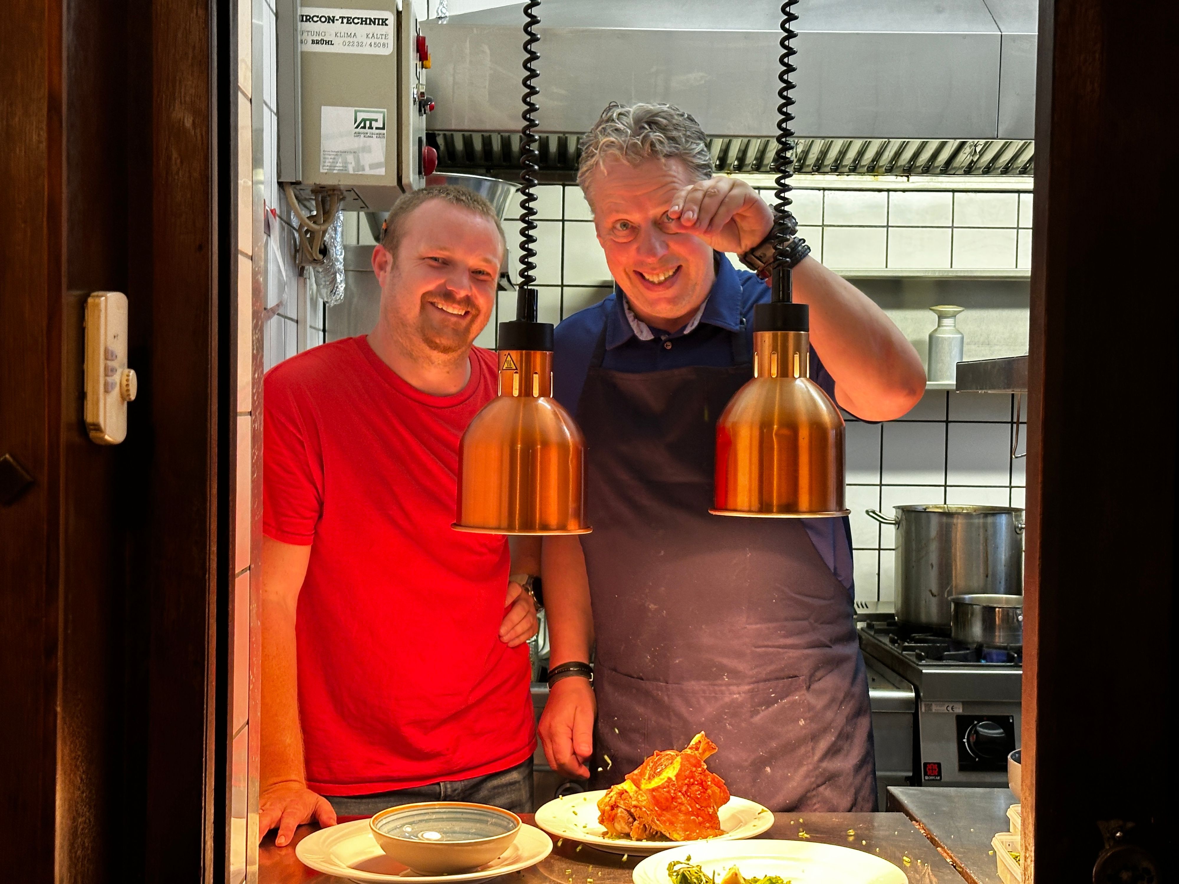 Gastronom Jörg Blöck am Herd im Landhaus Alt Weiß mit neuem Pächter Martin Richter (links)