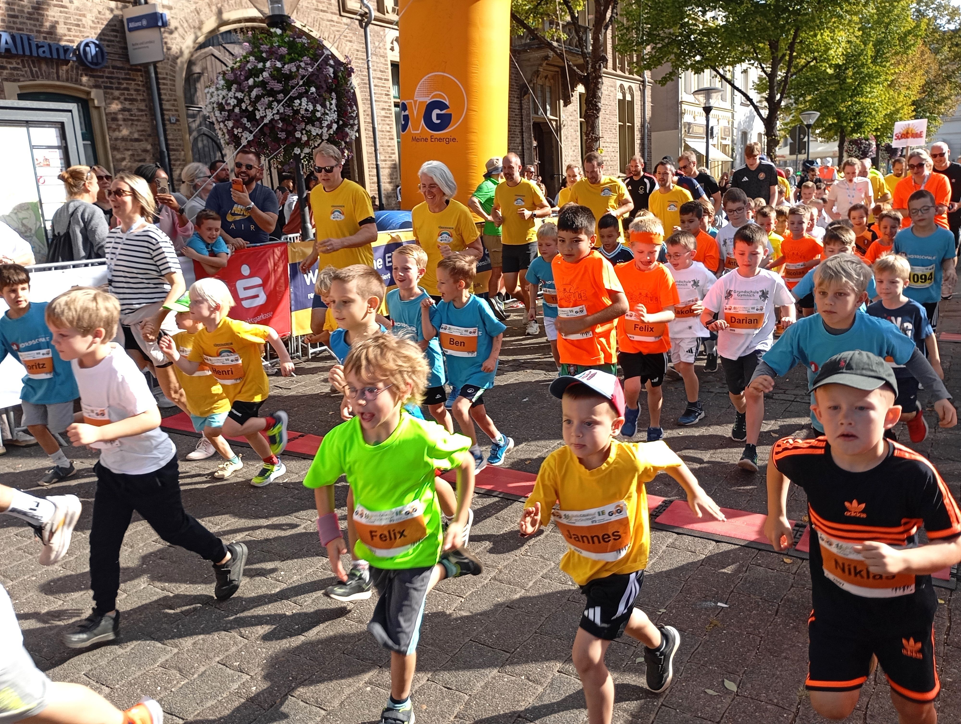 Das Bild zeigt Kinder, die an einem Lauf teilnehmen.
