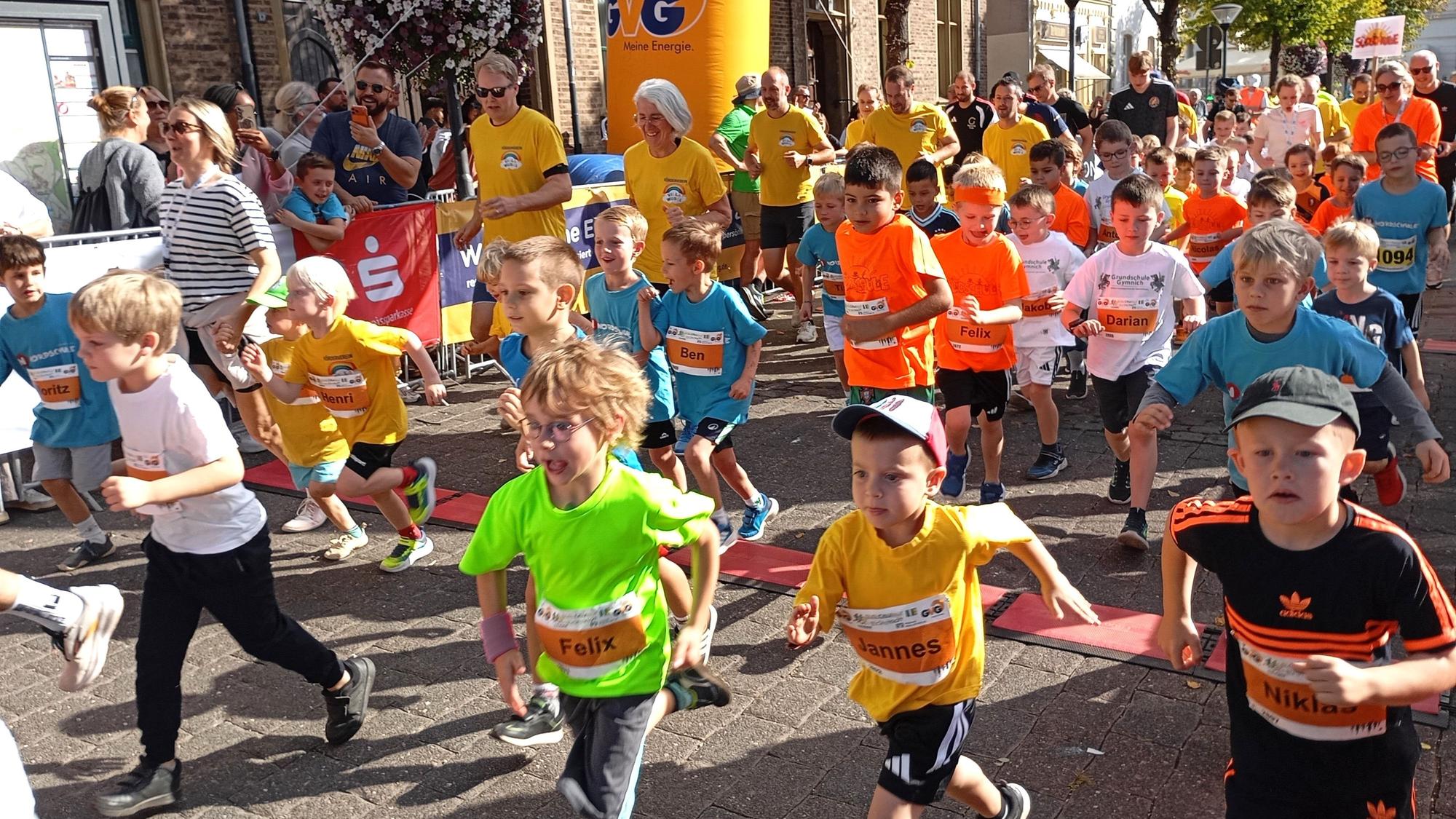Das Bild zeigt Kinder, die an einem Lauf teilnehmen.