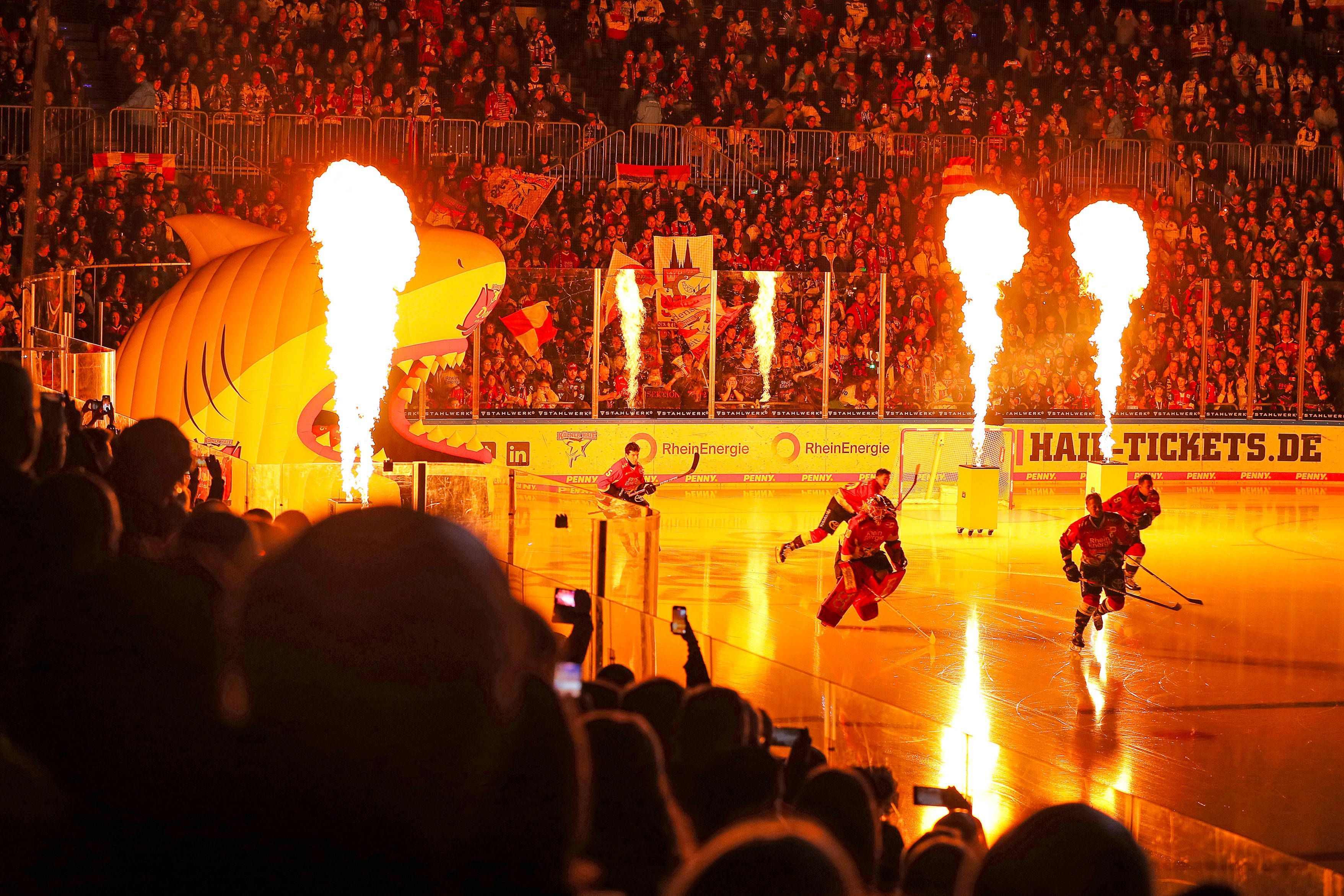 Die Mannschaft der Kölner Haie betritt durch eine Feuershow das Eis.