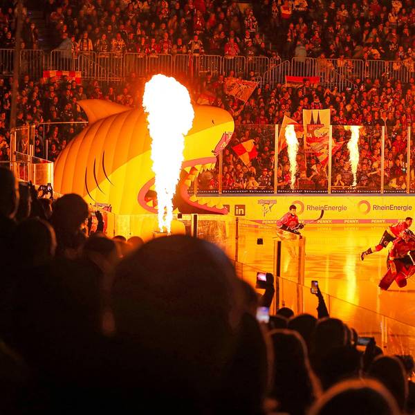 Die Mannschaft der Kölner Haie betritt durch eine Feuershow das Eis.