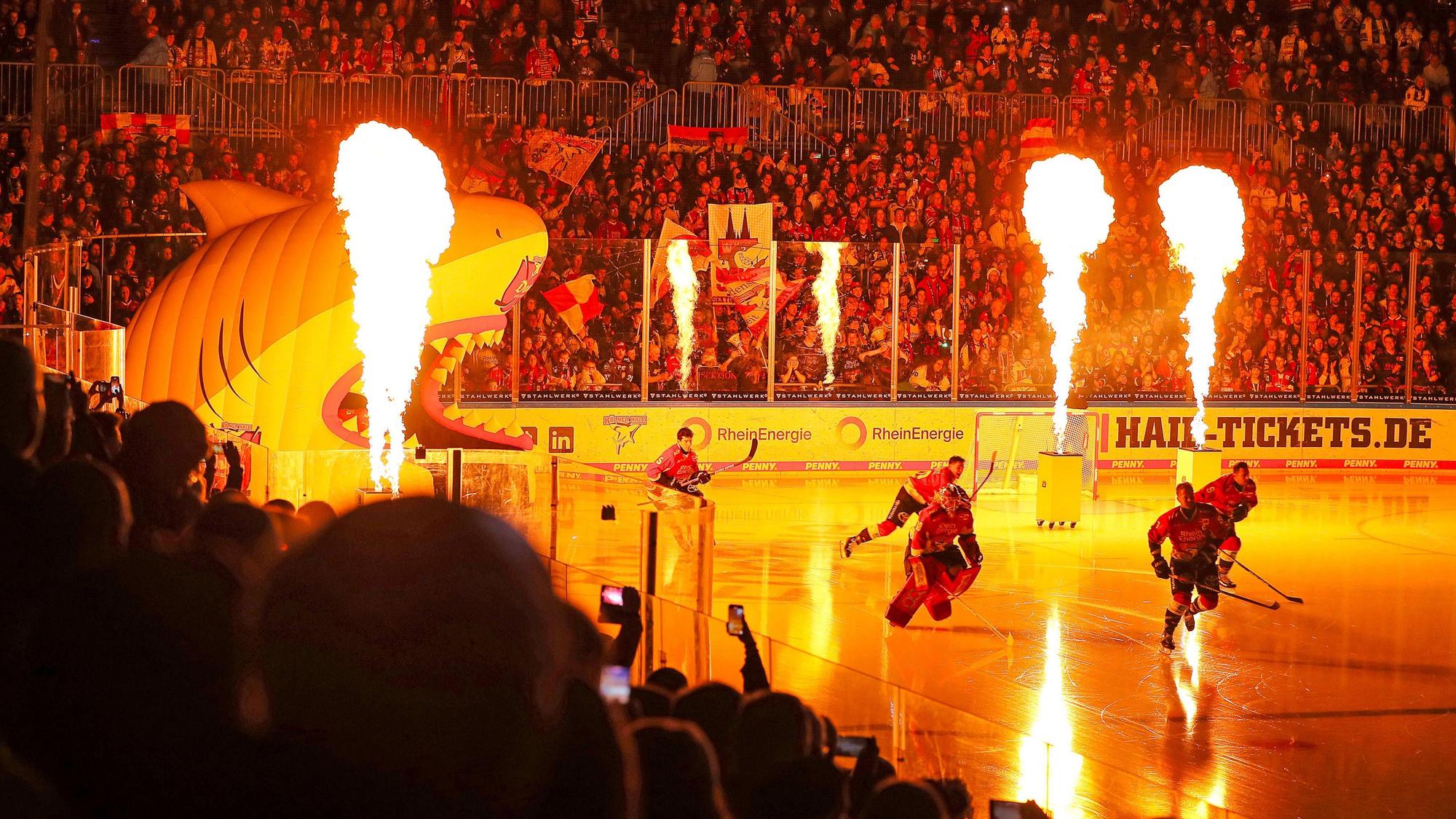 Die Mannschaft der Kölner Haie betritt durch eine Feuershow das Eis.