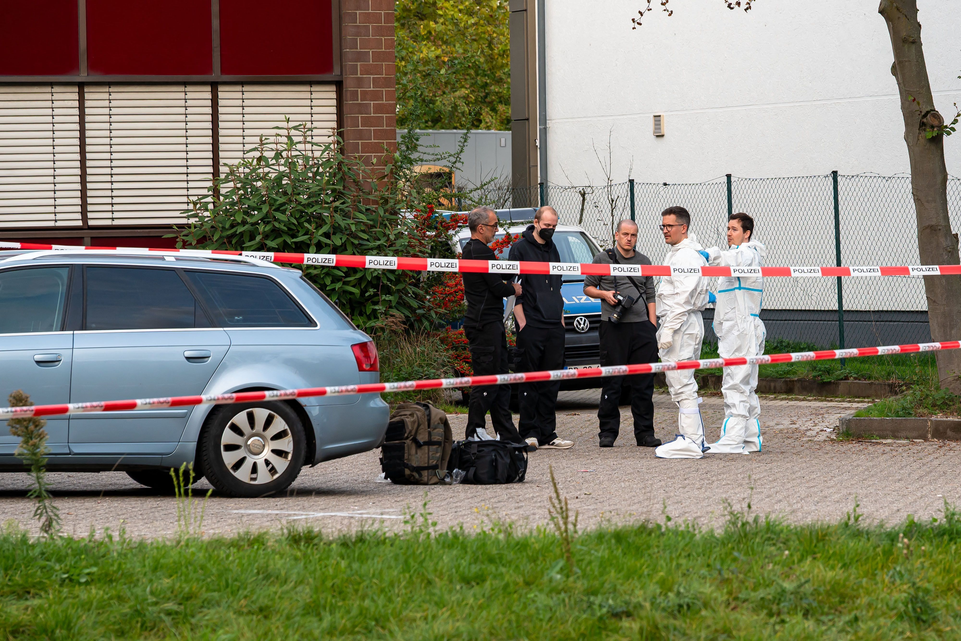 Kriminaltechniker beginnen mit der Spurensuche nach einer Schussabgabe in Ossendorf, bei der ein Mann durch einen Schuss ins Bein verletzt wurde.