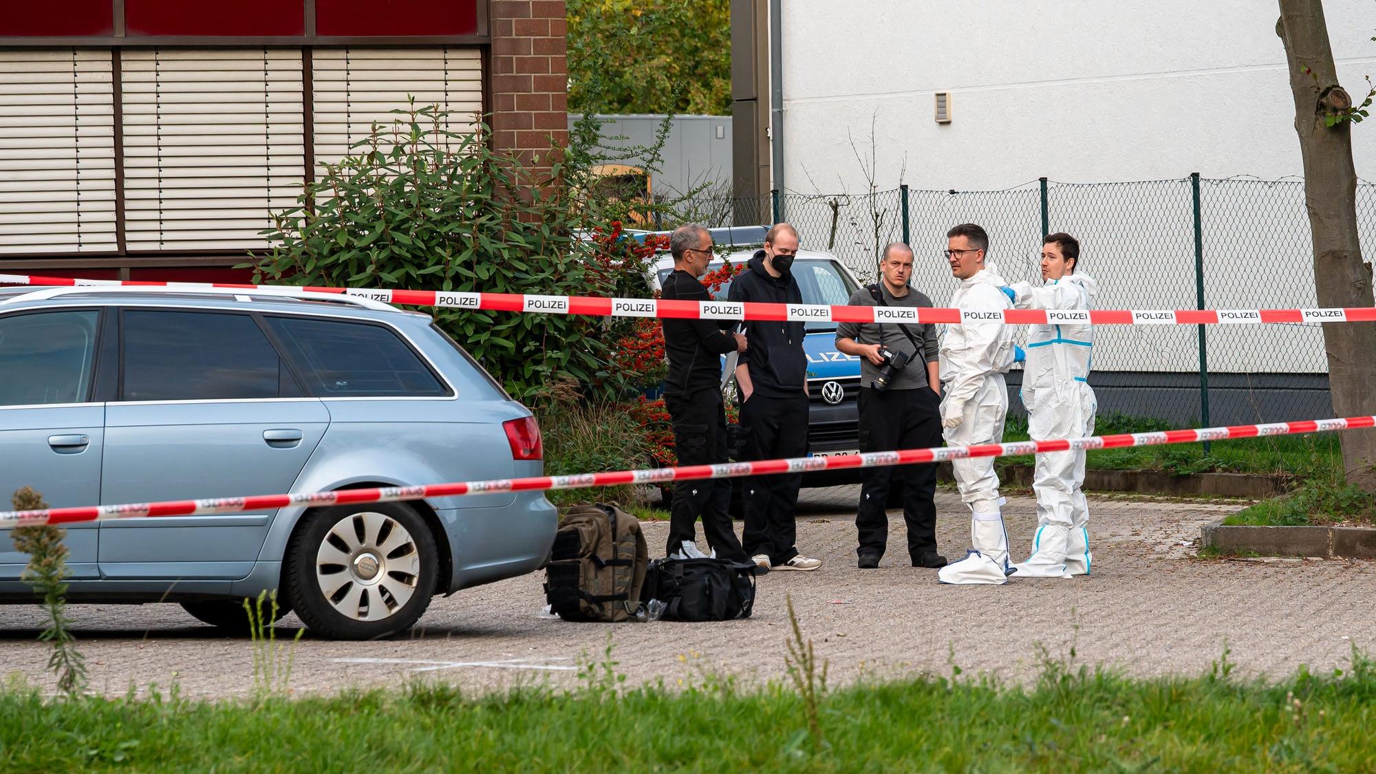 Kriminaltechniker beginnen mit der Spurensuche nach einer Schussabgabe in Ossendorf, bei der ein Mann durch einen Schuss ins Bein verletzt wurde.