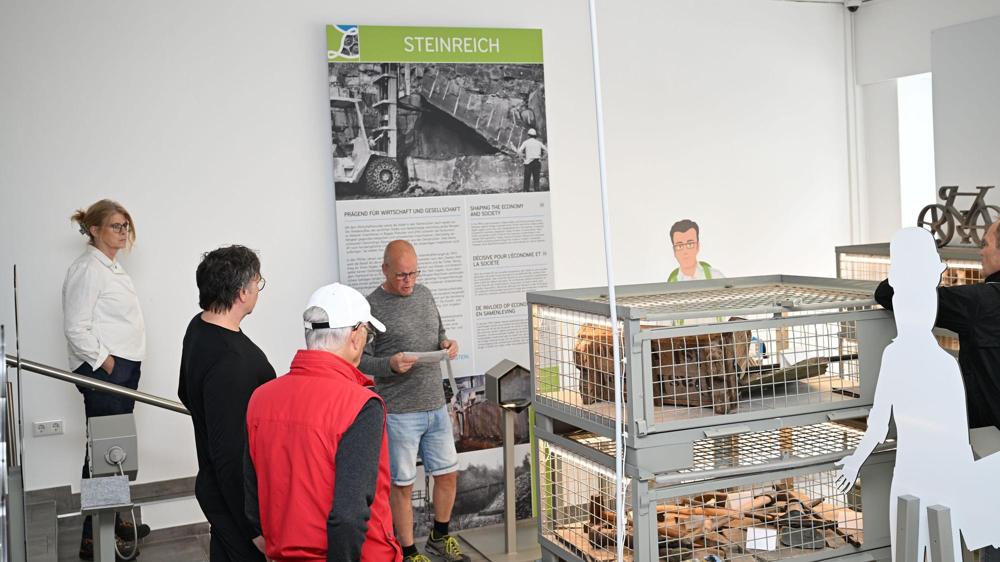Geologe Bernd Schiffarth nimmt die Teilnehmer mit auf eine Reise durch die Erdgeschichte Lindlars.