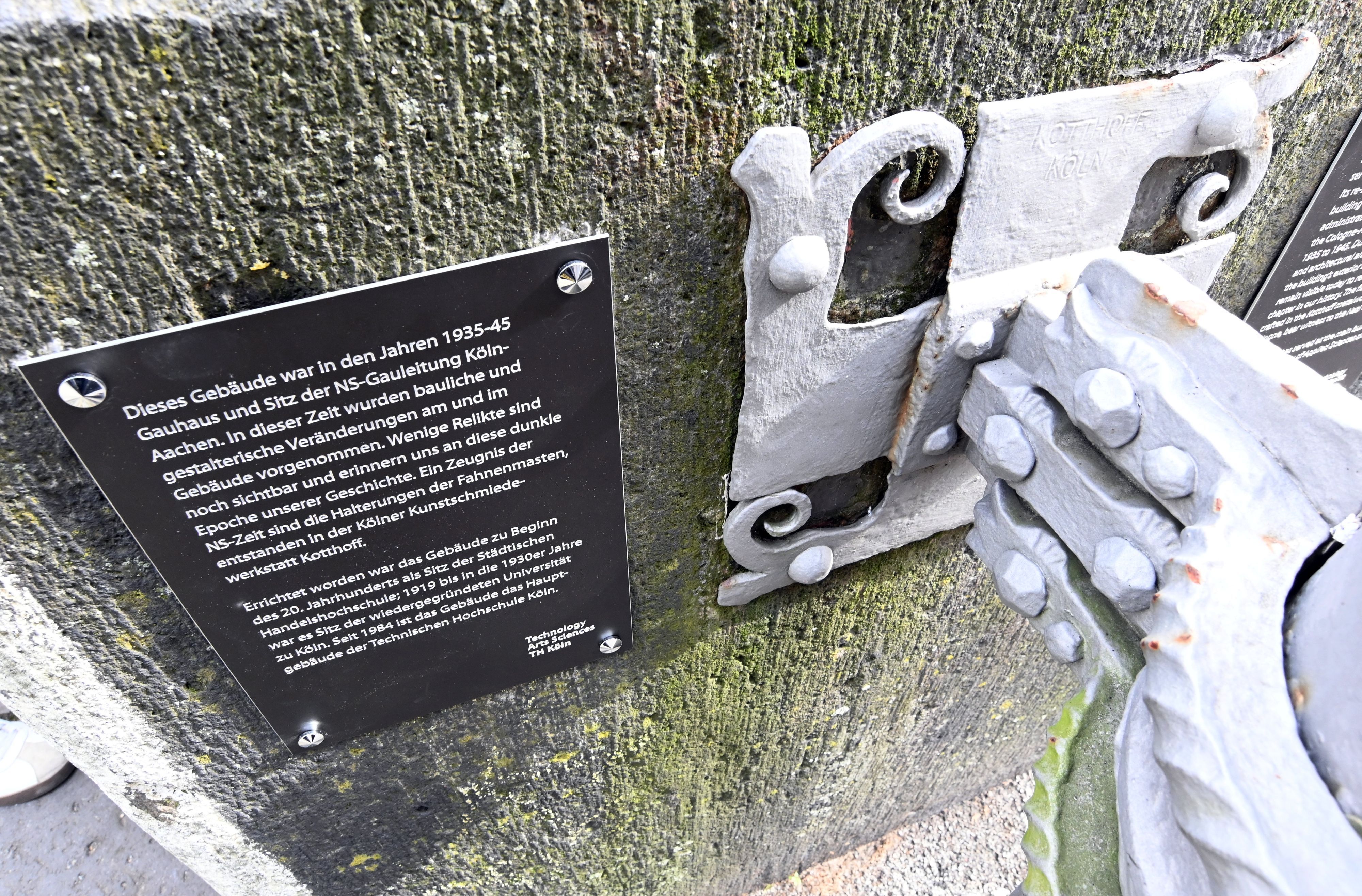 Die TH Köln hat eine Denkmalplakette in direktem Umfeld der Fahnenmasten installiert, um die Relikte der NS-Zeit sichtbar zu machen und historisch einzuordnen.