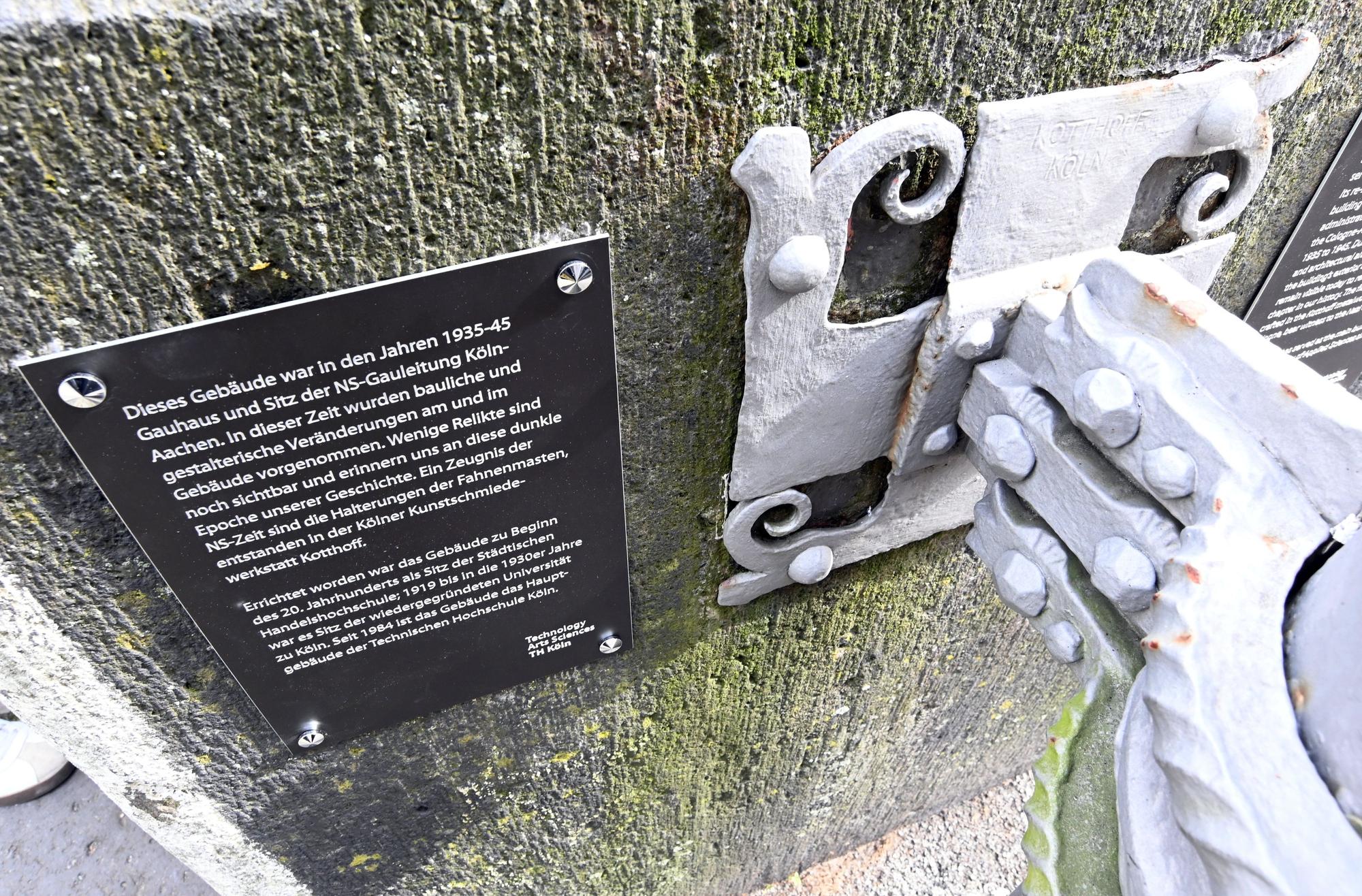 Die TH Köln hat eine Denkmalplakette in direktem Umfeld der Fahnenmasten installiert, um die Relikte der NS-Zeit sichtbar zu machen und historisch einzuordnen.