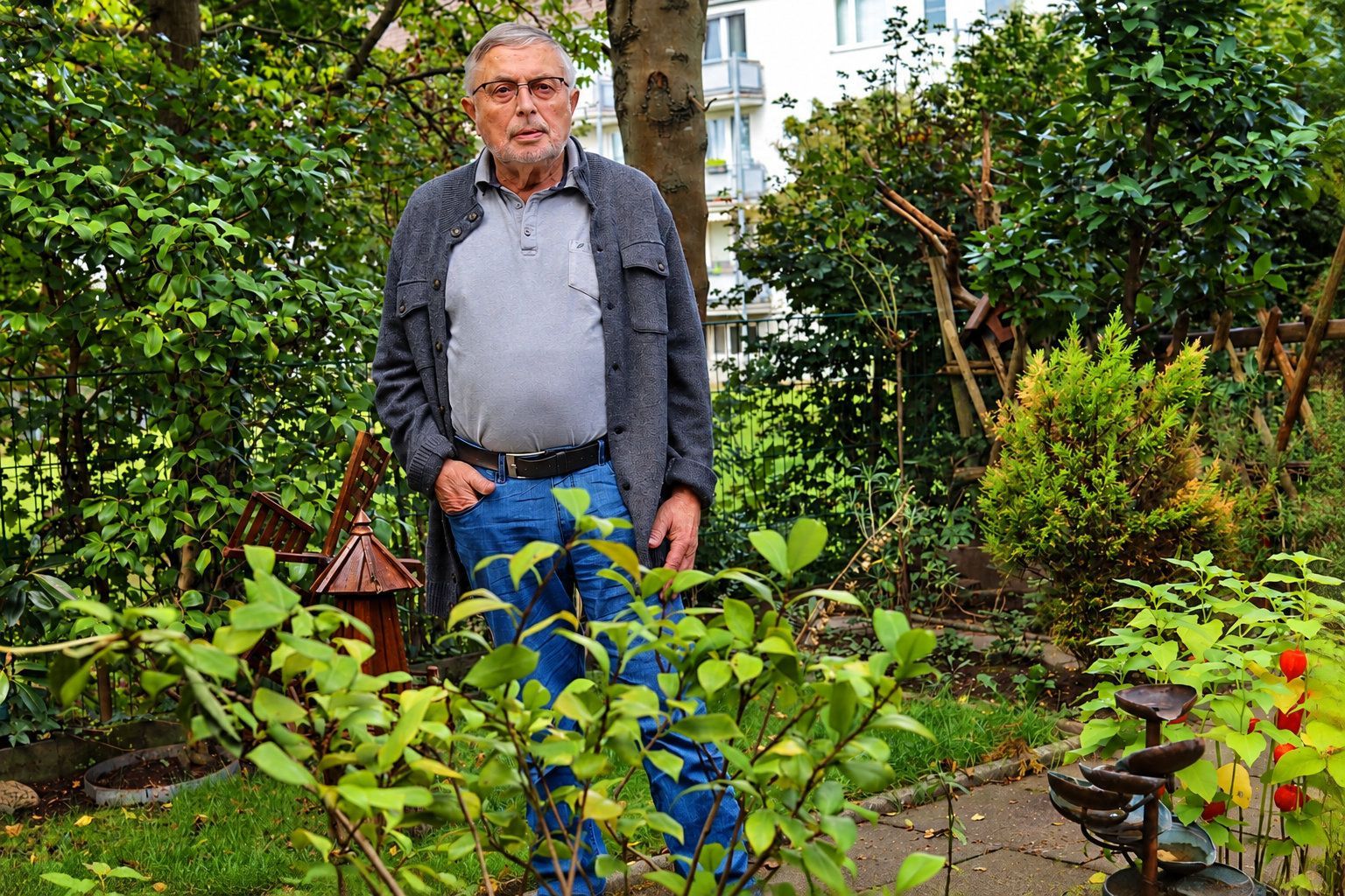 Klaus Masuhr ist in seinem Garten zu sehen.