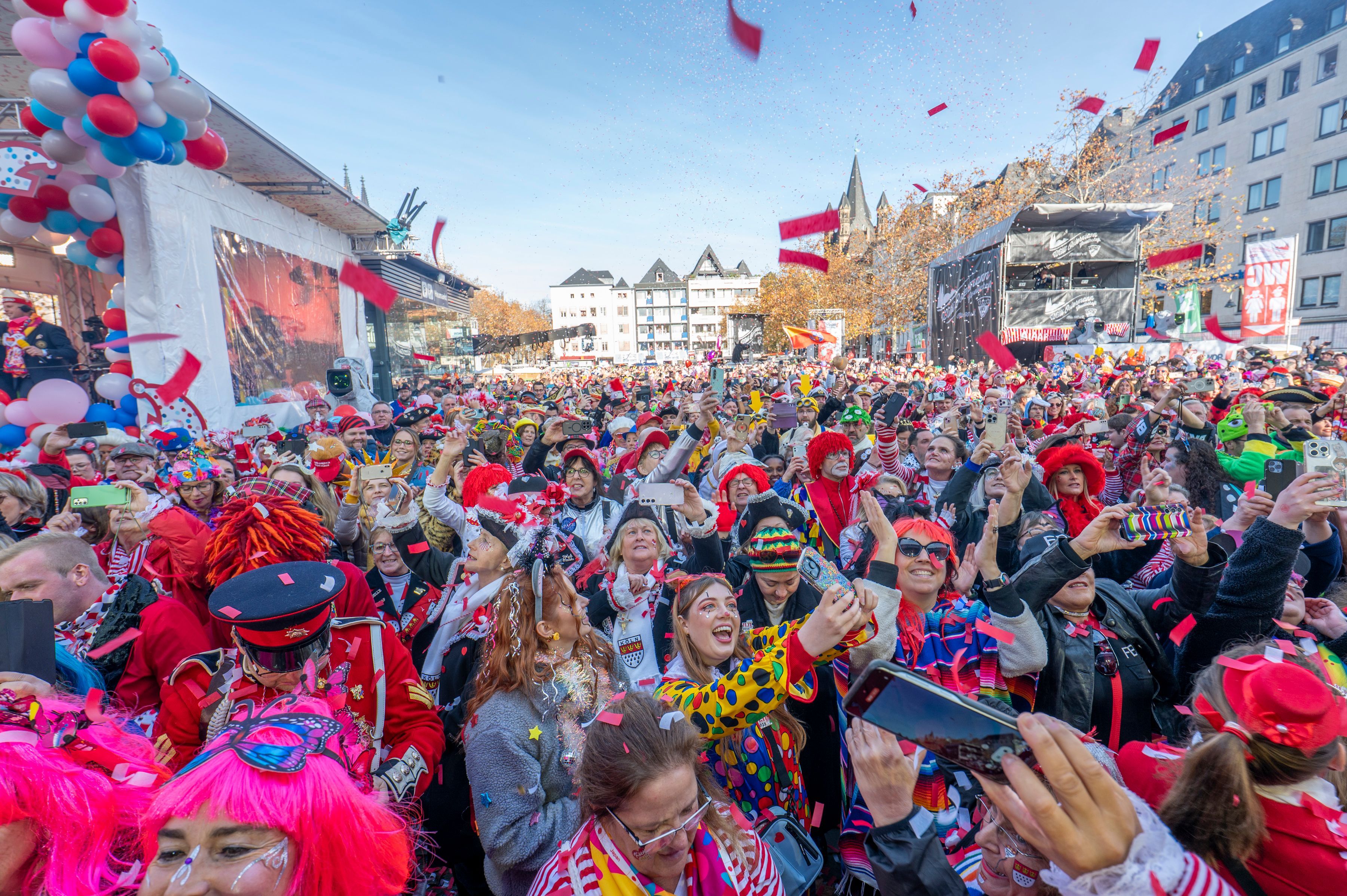 Die Jecken feiern auf dem Heumarkt.