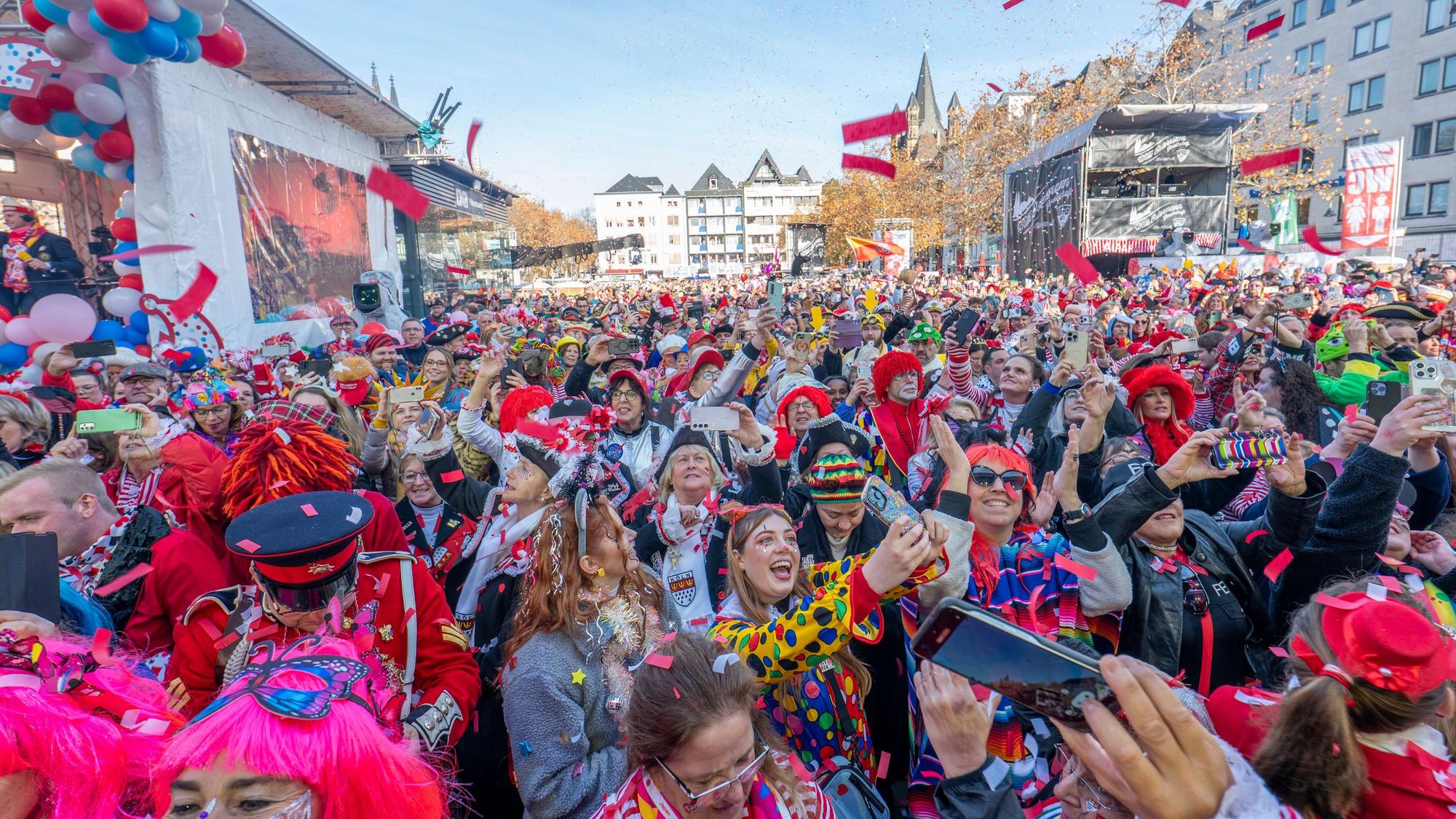 Die Jecken feiern auf dem Heumarkt.