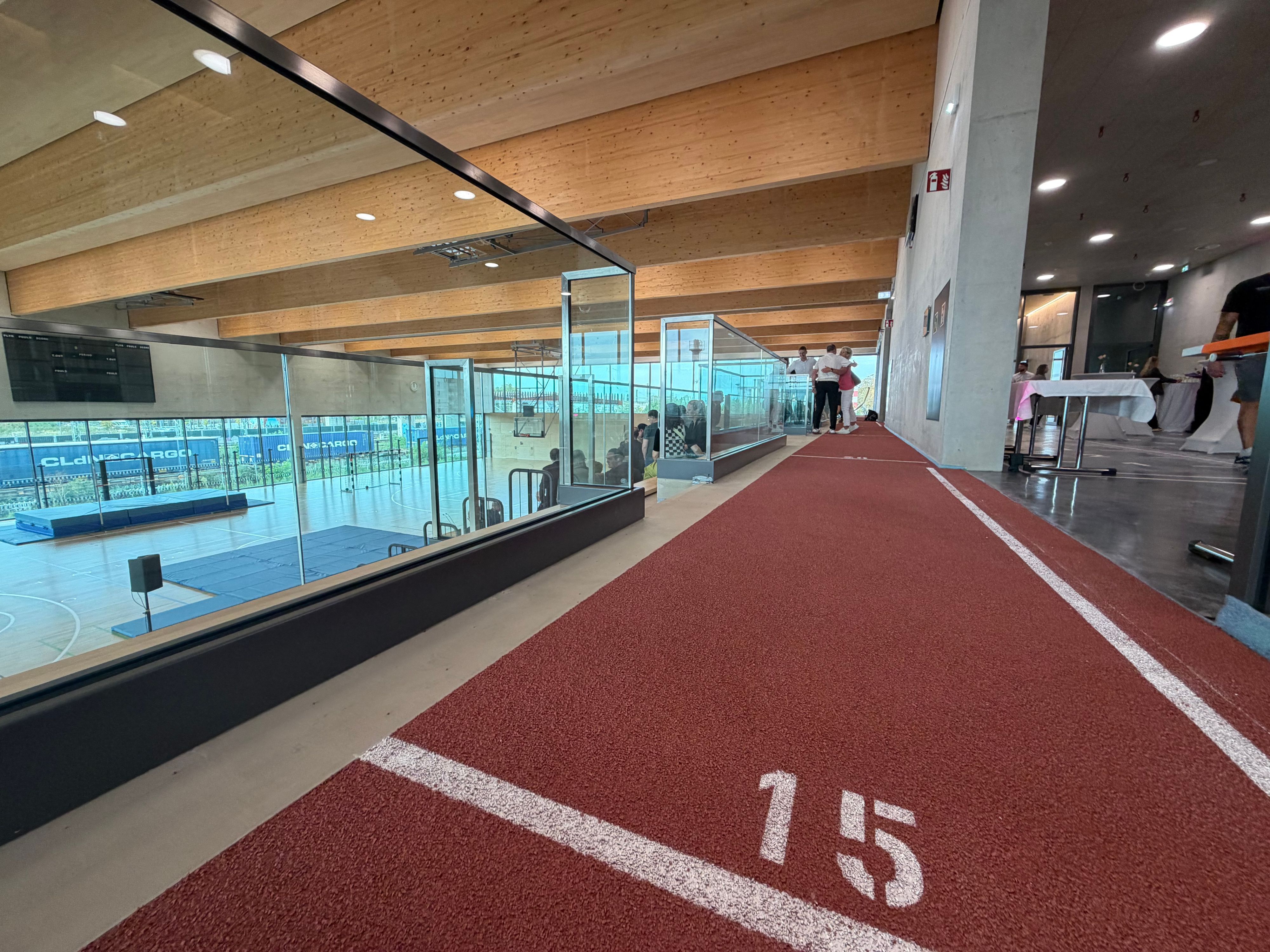 Selbst eine 50-Meter-Tartanbahn wurde in die neue Sporthalle integriert.