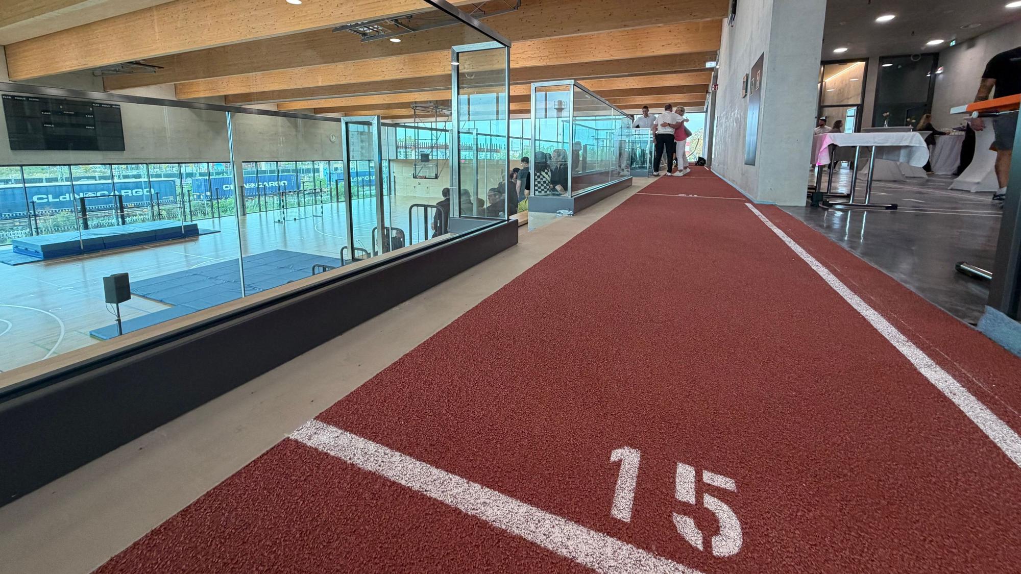 Selbst eine 50-Meter-Tartanbahn wurde in die neue Sporthalle integriert.