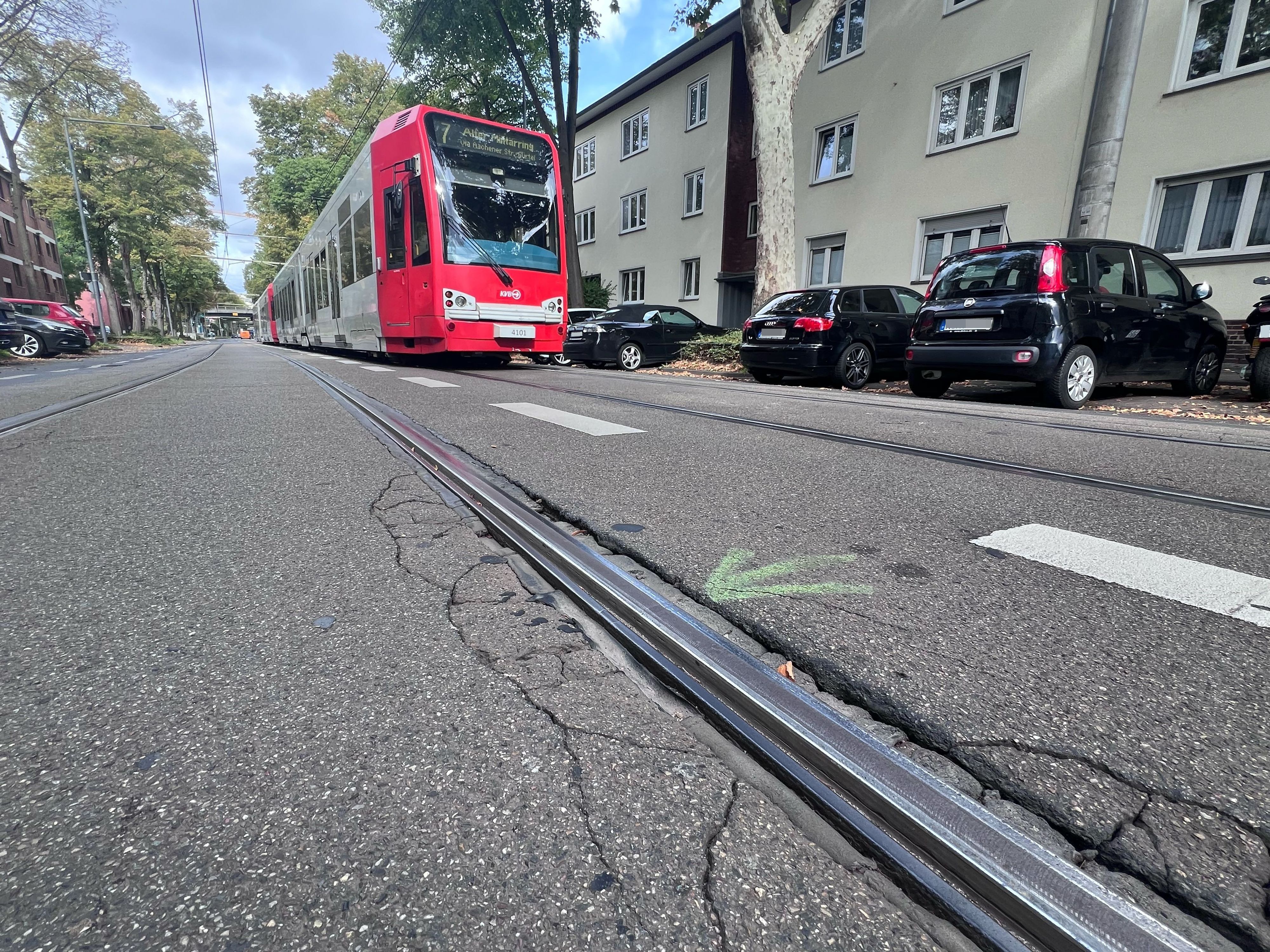 Instandgesetzt werden sollen die Fugen entlang den Schienen der Linie 7 auf der Siegburger Straße in Poll.