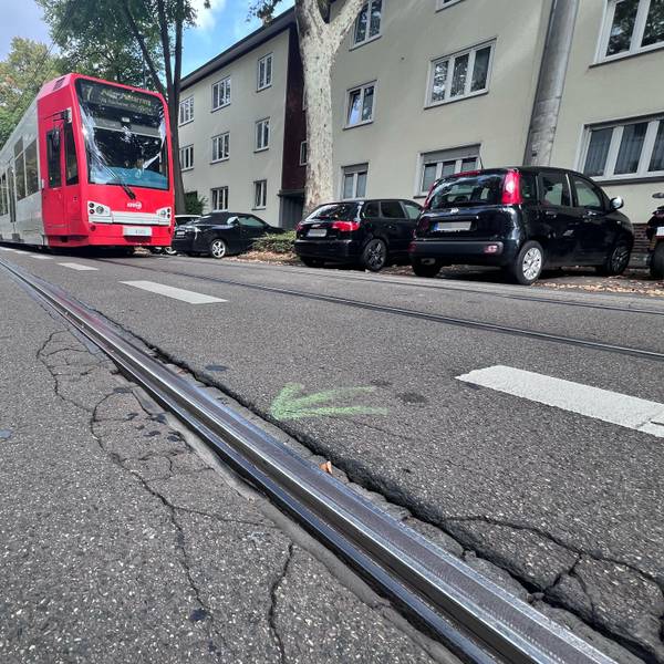 Instandgesetzt werden sollen die Fugen entlang den Schienen der Linie 7 auf der Siegburger Straße in Poll.