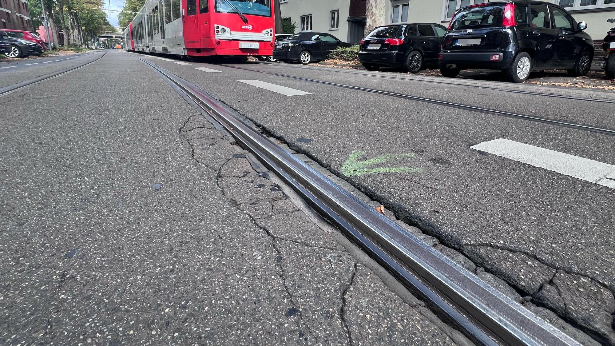 Instandgesetzt werden sollen die Fugen entlang den Schienen der Linie 7 auf der Siegburger Straße in Poll.