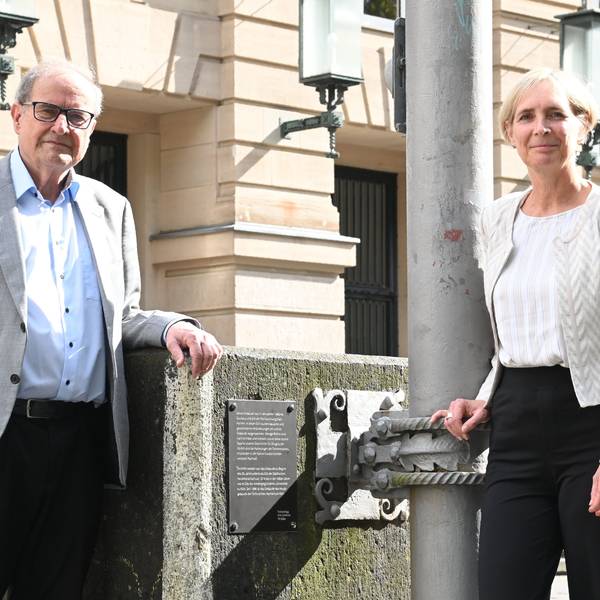 Die TH Köln hat eine Denkmalplakette in direktem Umfeld der Fahnenmasten installiert, um die Relikte der NS-Zeit sichtbar zu machen und historisch einzuordnen. Sylvia Heuchemer, Präsidentin der TH Köln, und Joachim Metzner, Präsident a.D. und Ehrensenator der TH Köln