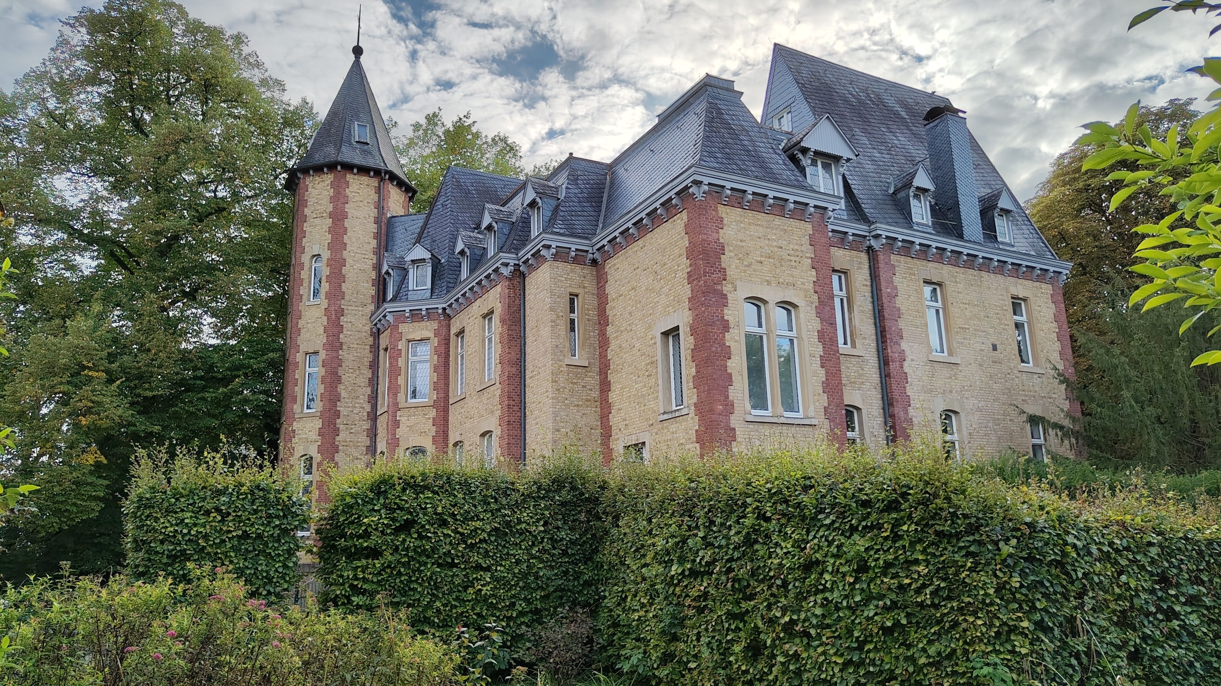 Es ist eine große Villa zu sehen.