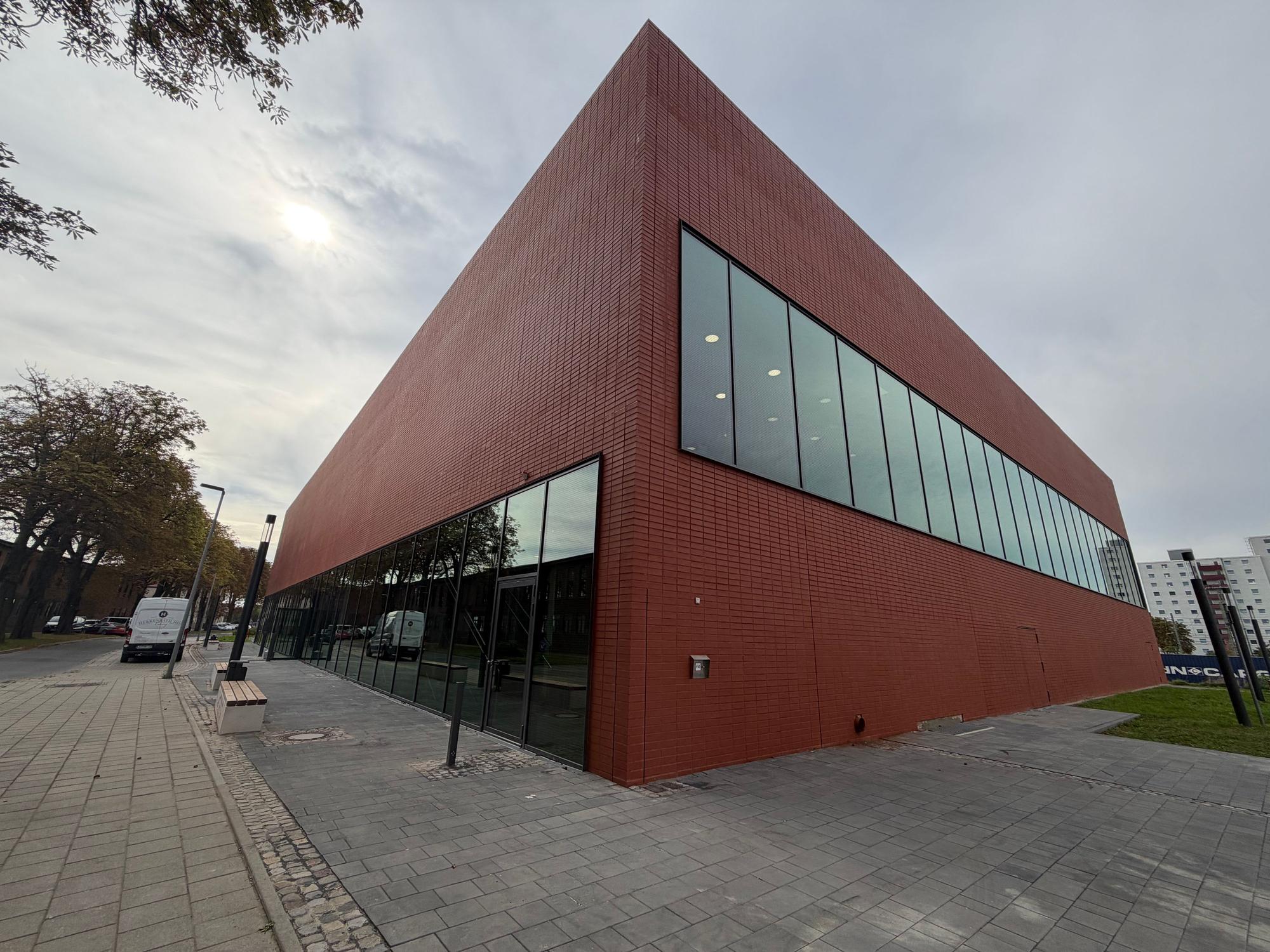 Von außen sollte sich die Sporthalle in die Optik der Bahnstadt einfügen.