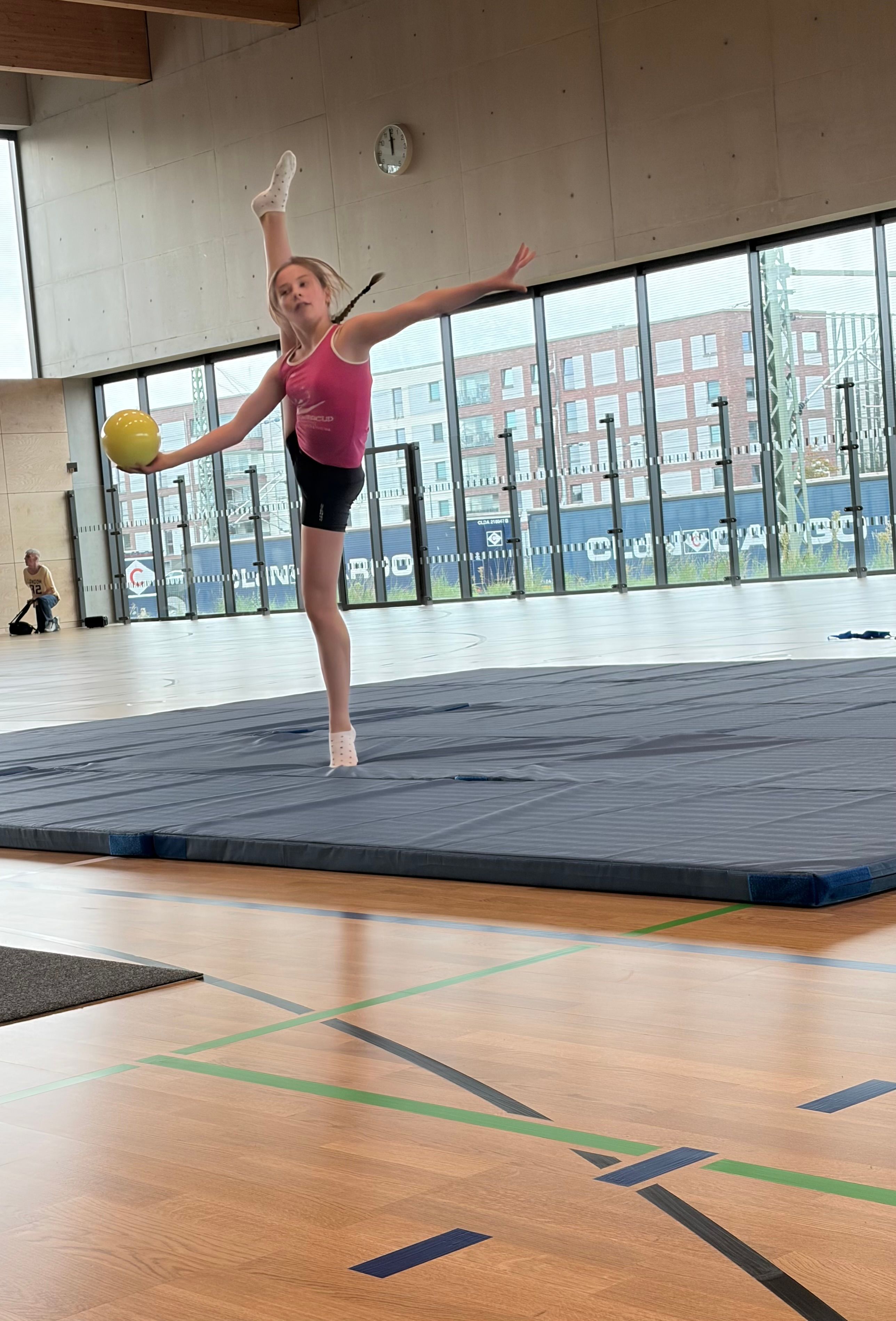 Wozu die Halle genutzt werden kann, zeigten Schülerinnen und Schüler des Landrat-Lucas-Gymnasiums.