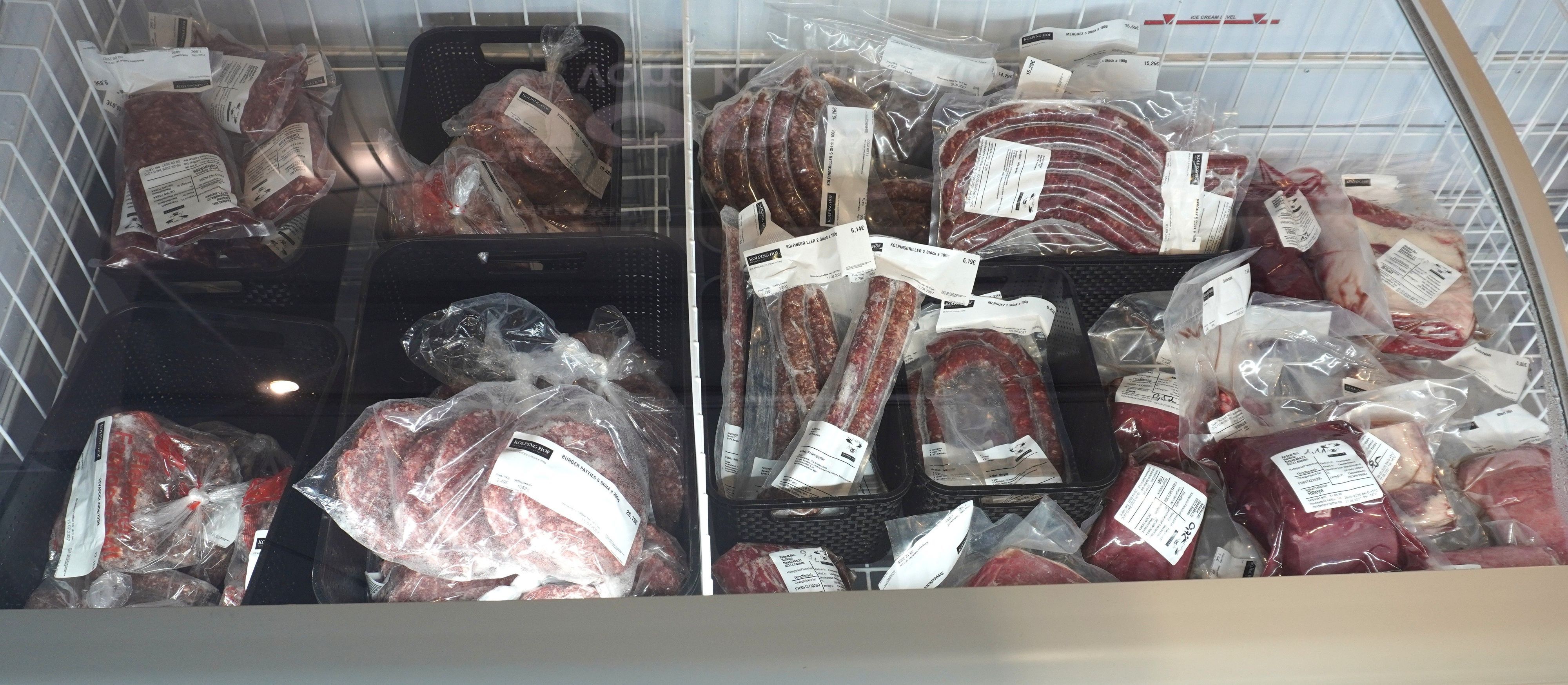 Das Foto zeigt Wurst in einem Kühlfach.