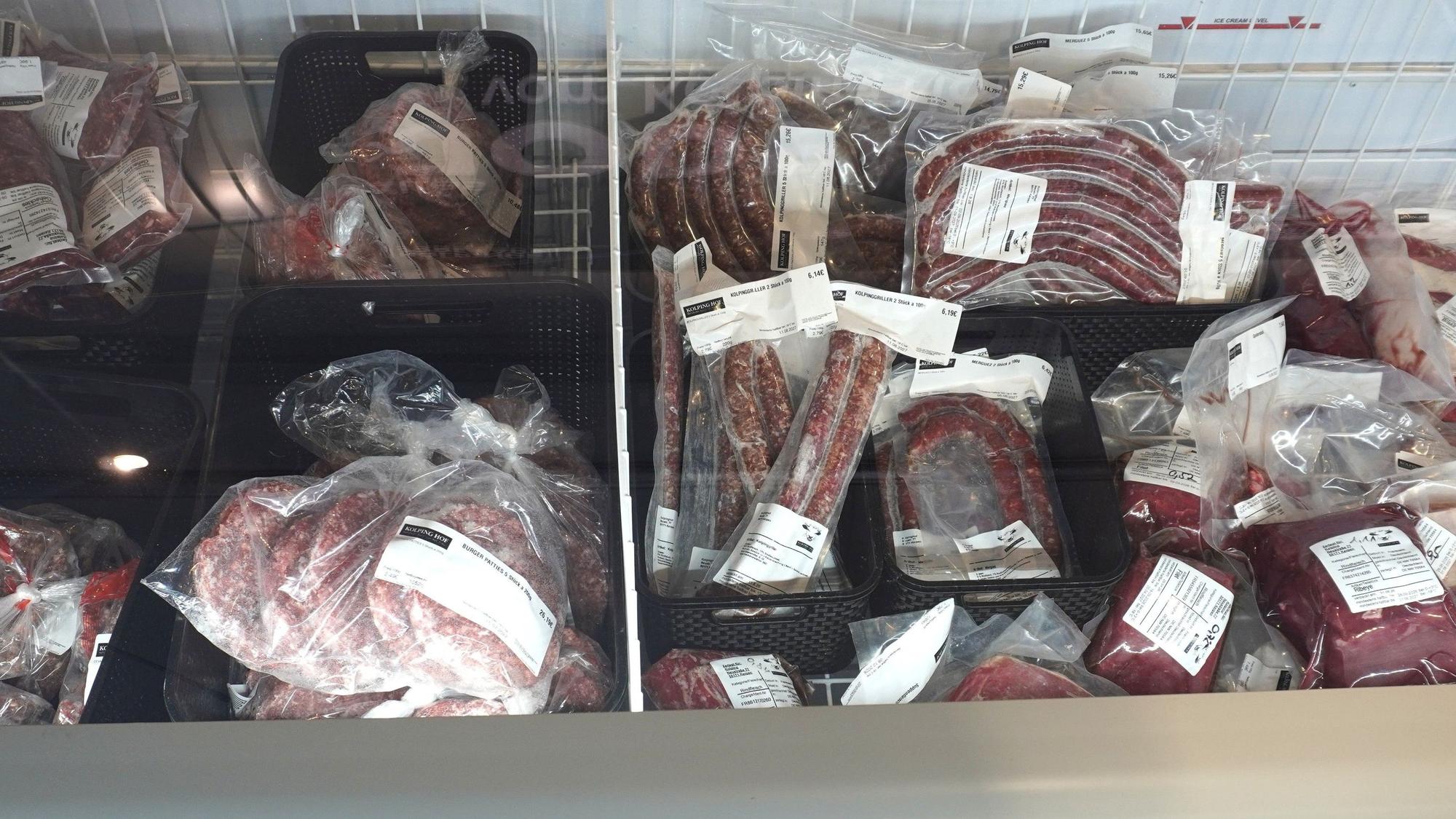 Das Foto zeigt Wurst in einem Kühlfach.