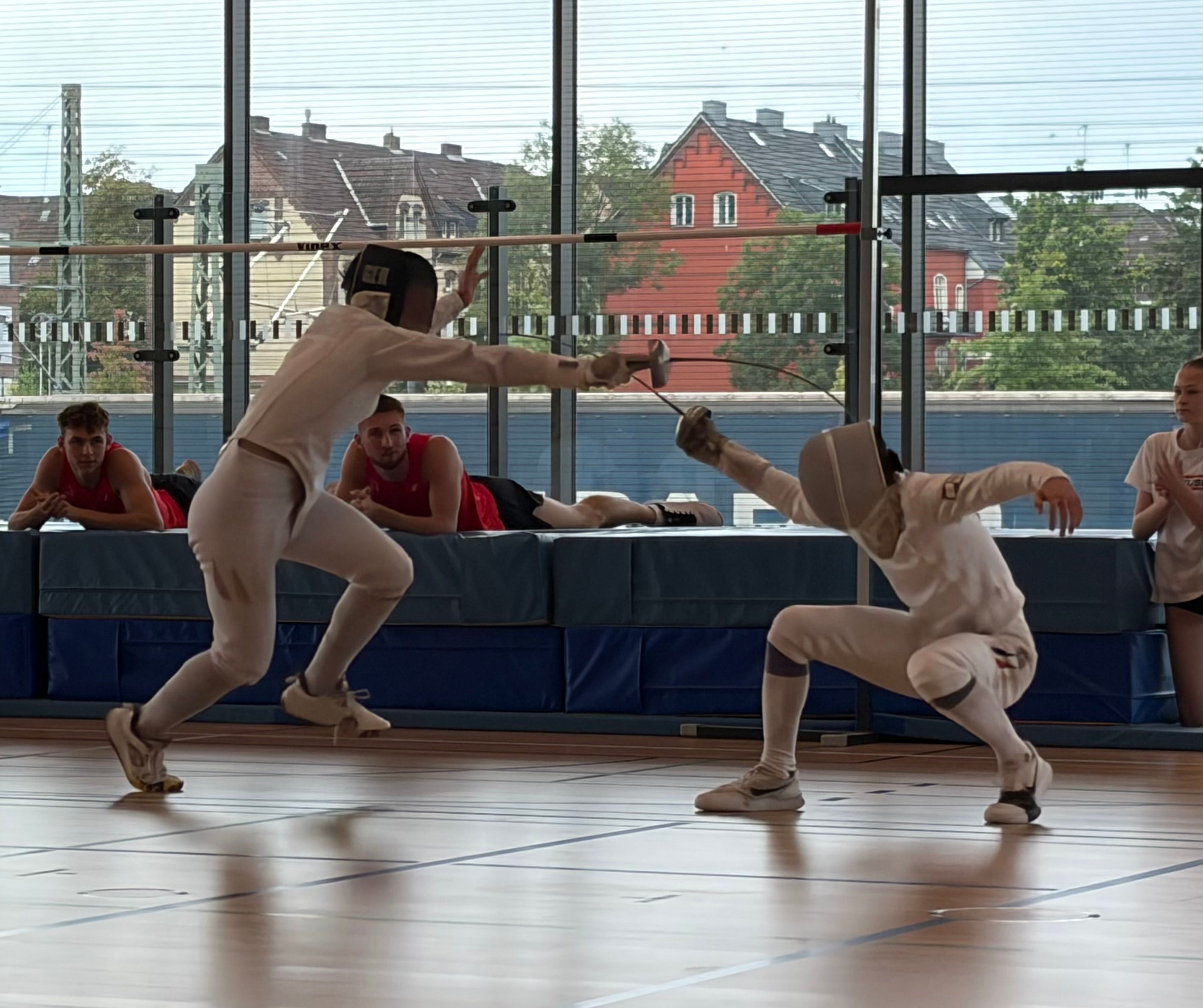 Hier wurde sie noch nicht aufgestellt – aber auch eine professionelle Planche für den Fechtsport steht bereit.