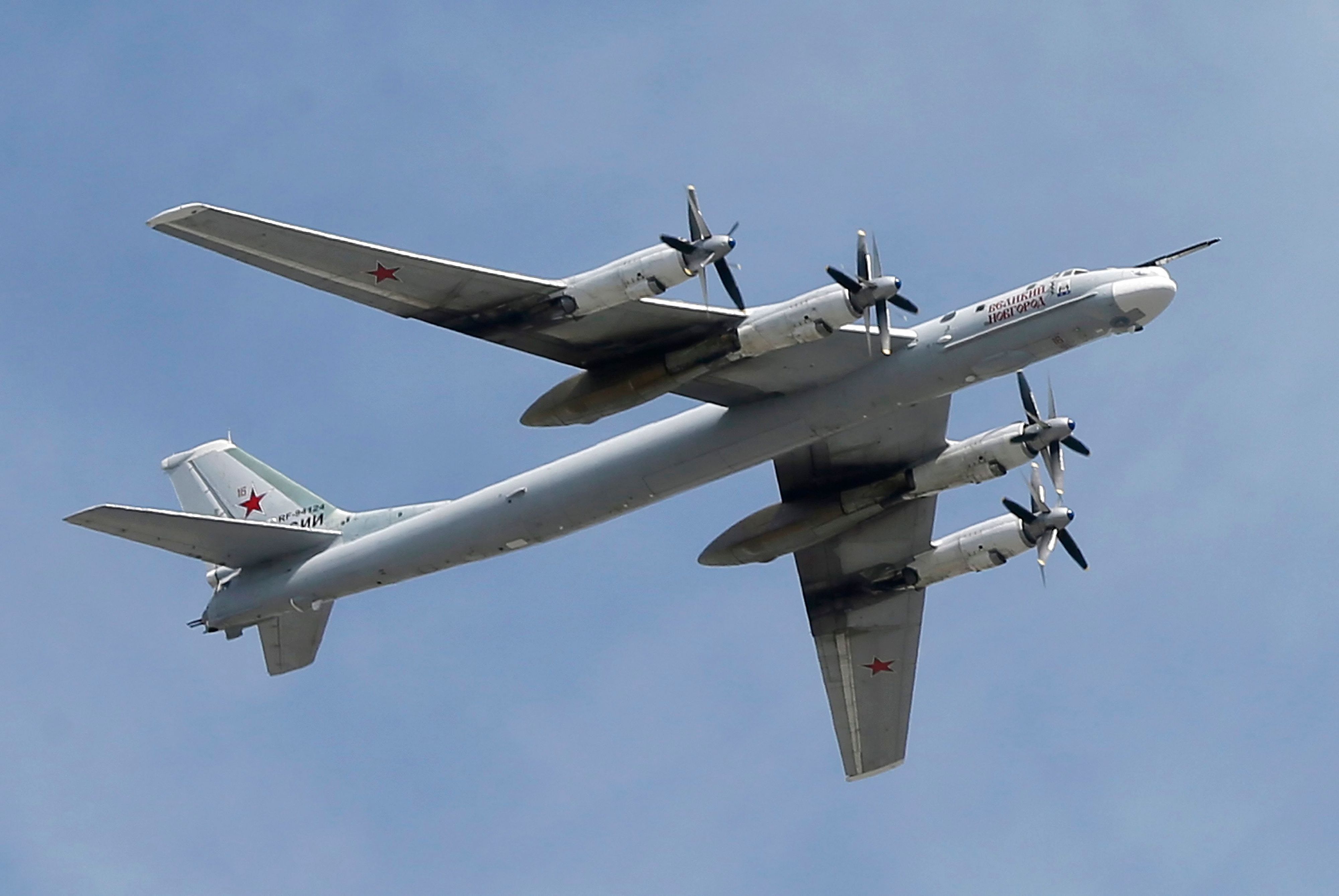 Ein russischer strategischer Bomber und Raketenträger Tu-95 MS im Flug während einer Militärparade (Archivbild von 2015).