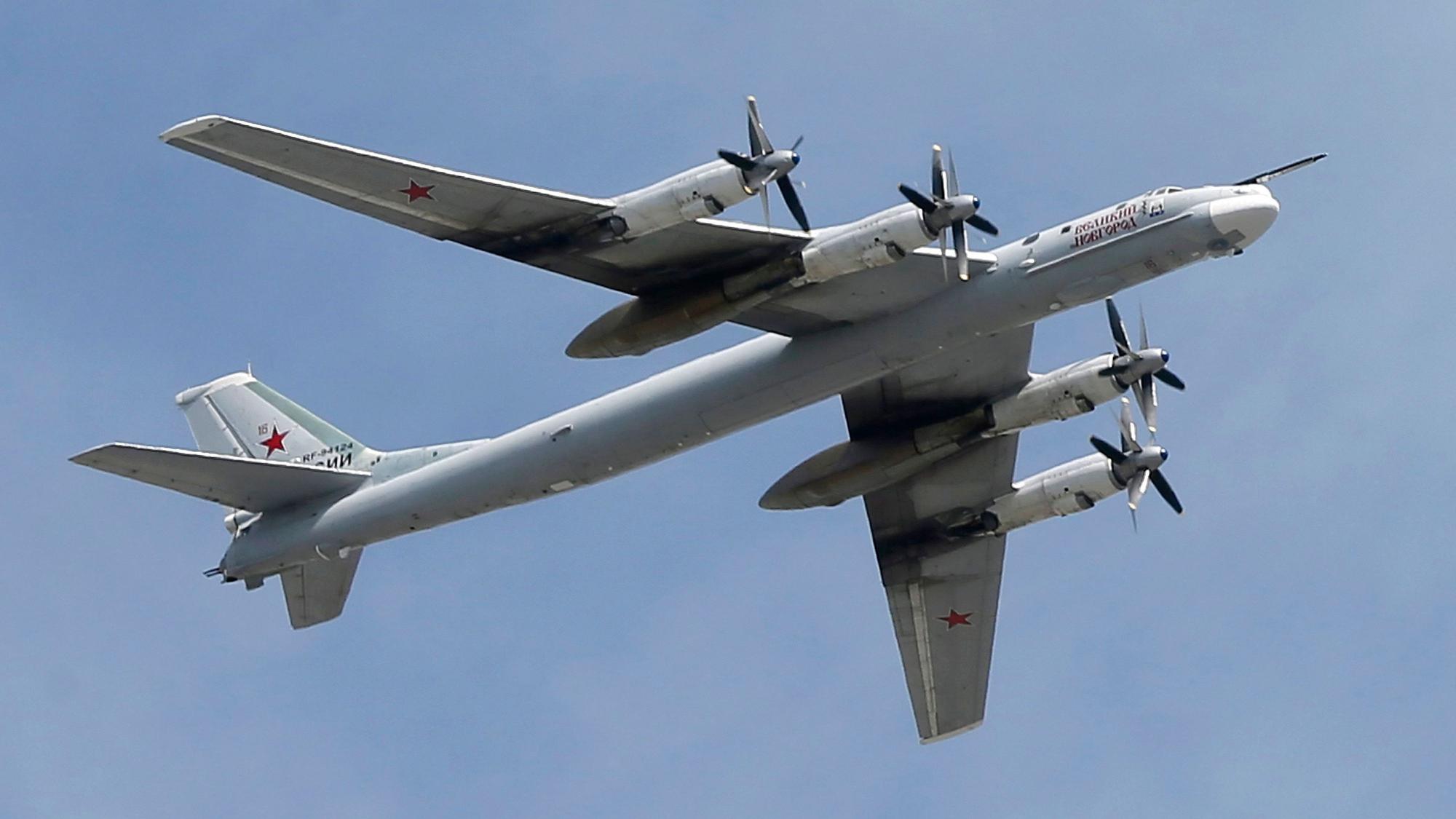 Ein russischer strategischer Bomber und Raketenträger Tu-95 MS im Flug während einer Militärparade (Archivbild von 2015).