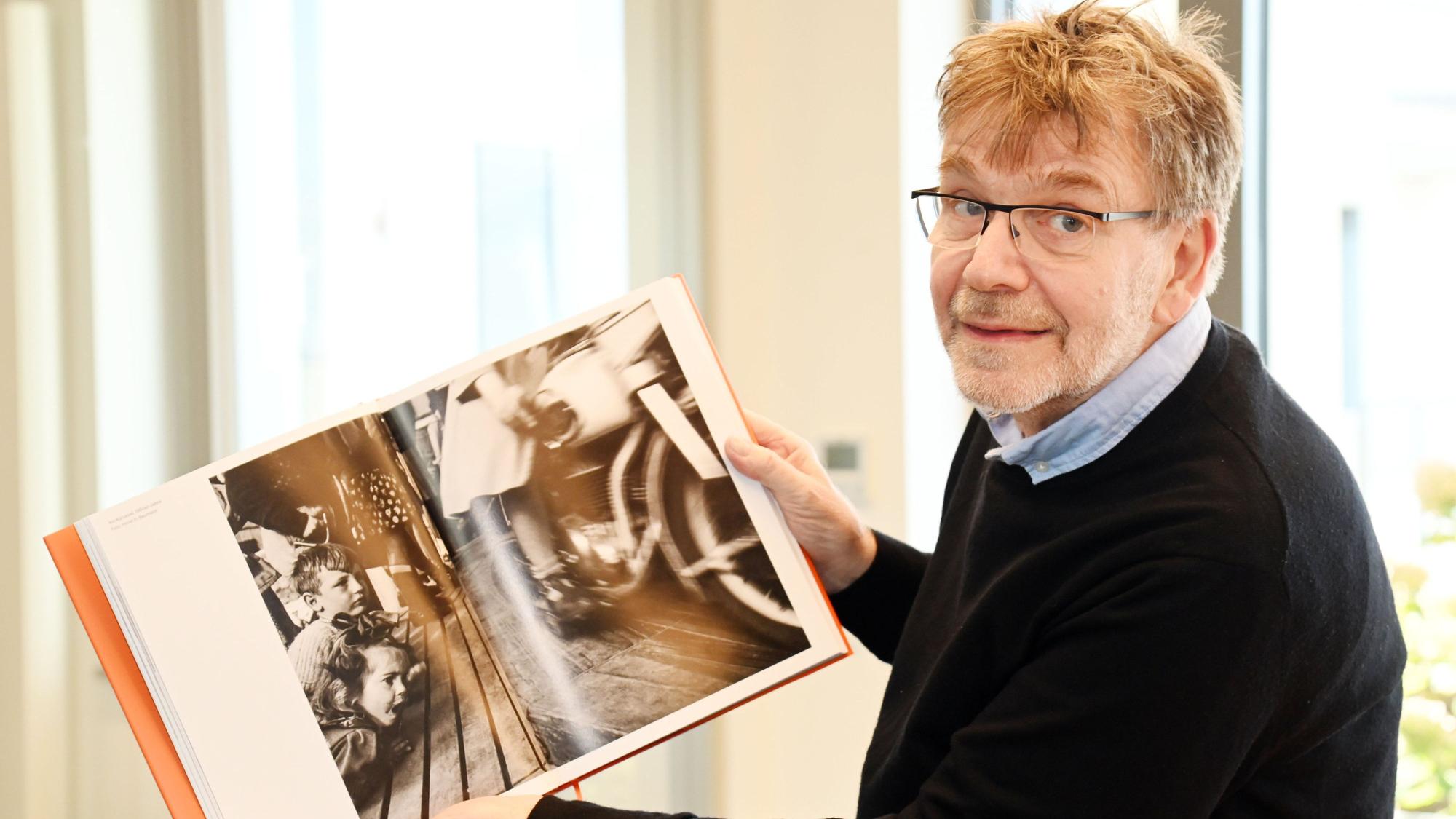 Ein Mann mit einem Buch in der Hand.