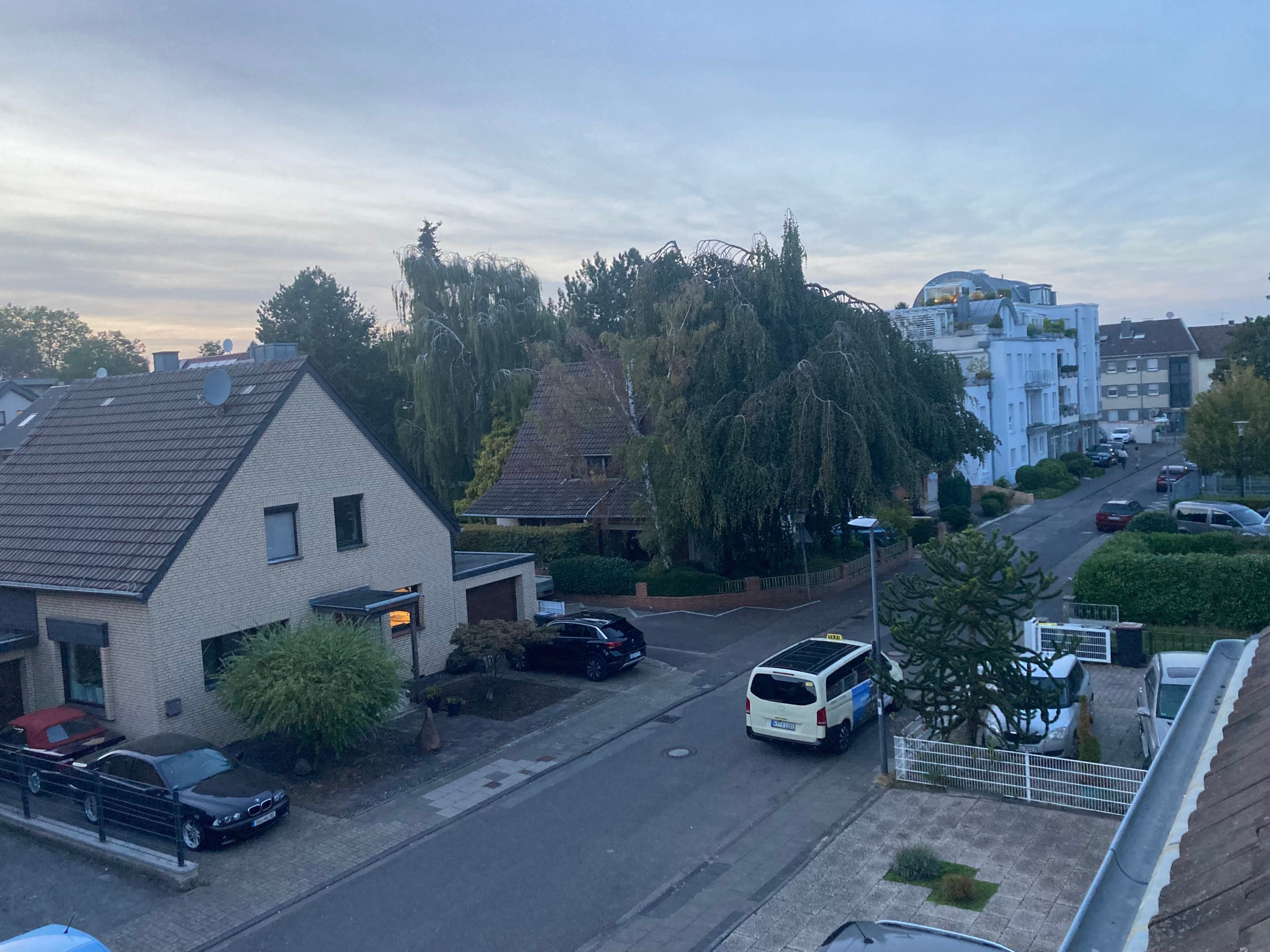 Der Blick auf eine Straße von oben.