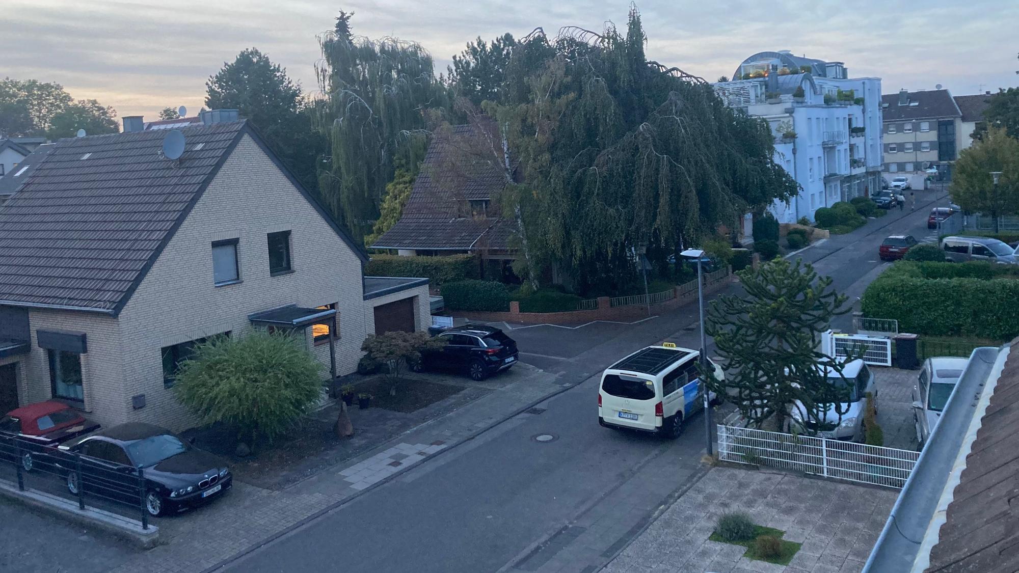 Der Blick auf eine Straße von oben.