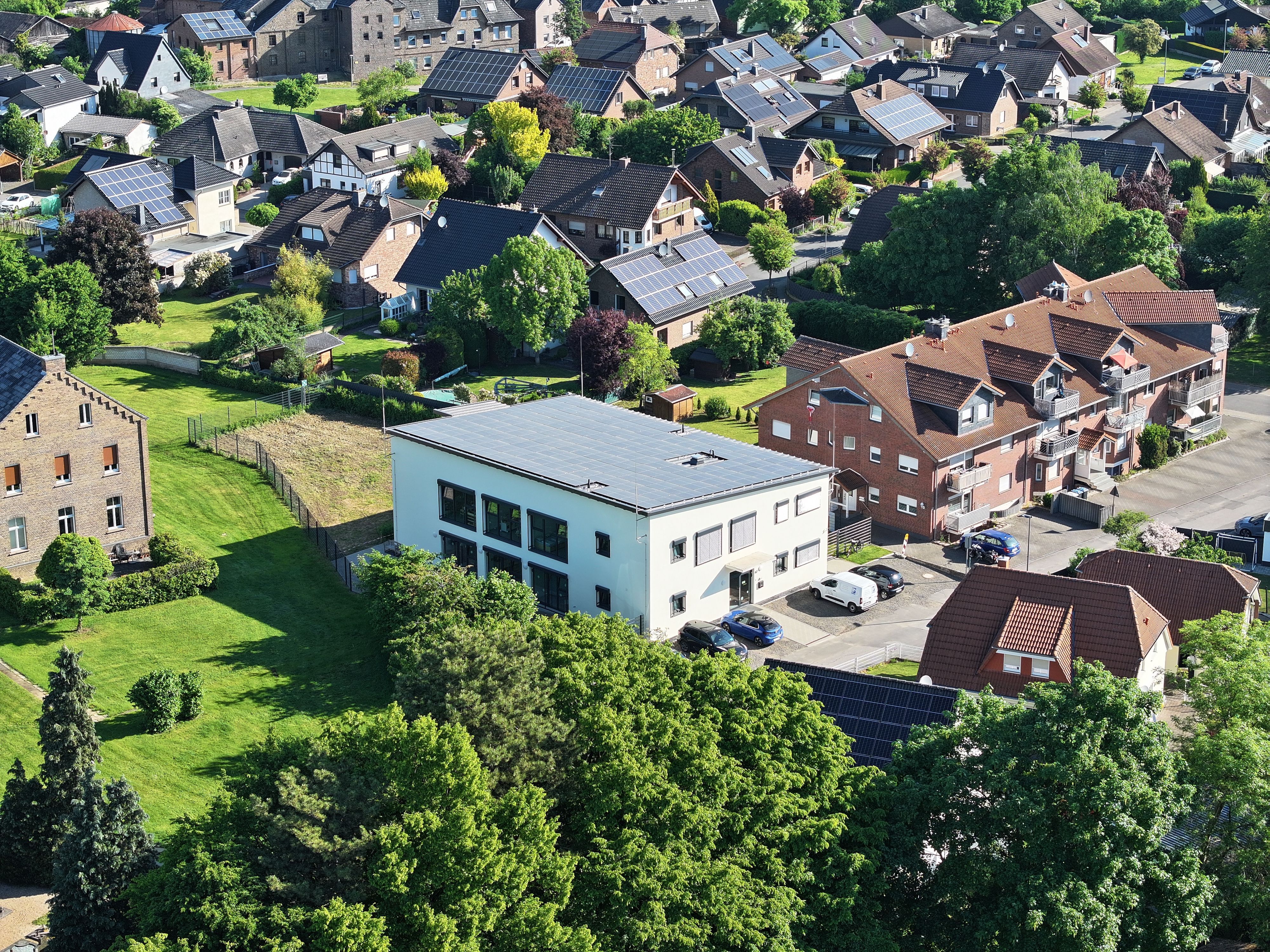 Das Luftbild zeigt das neue Kita-Gebäude in Sinzenich