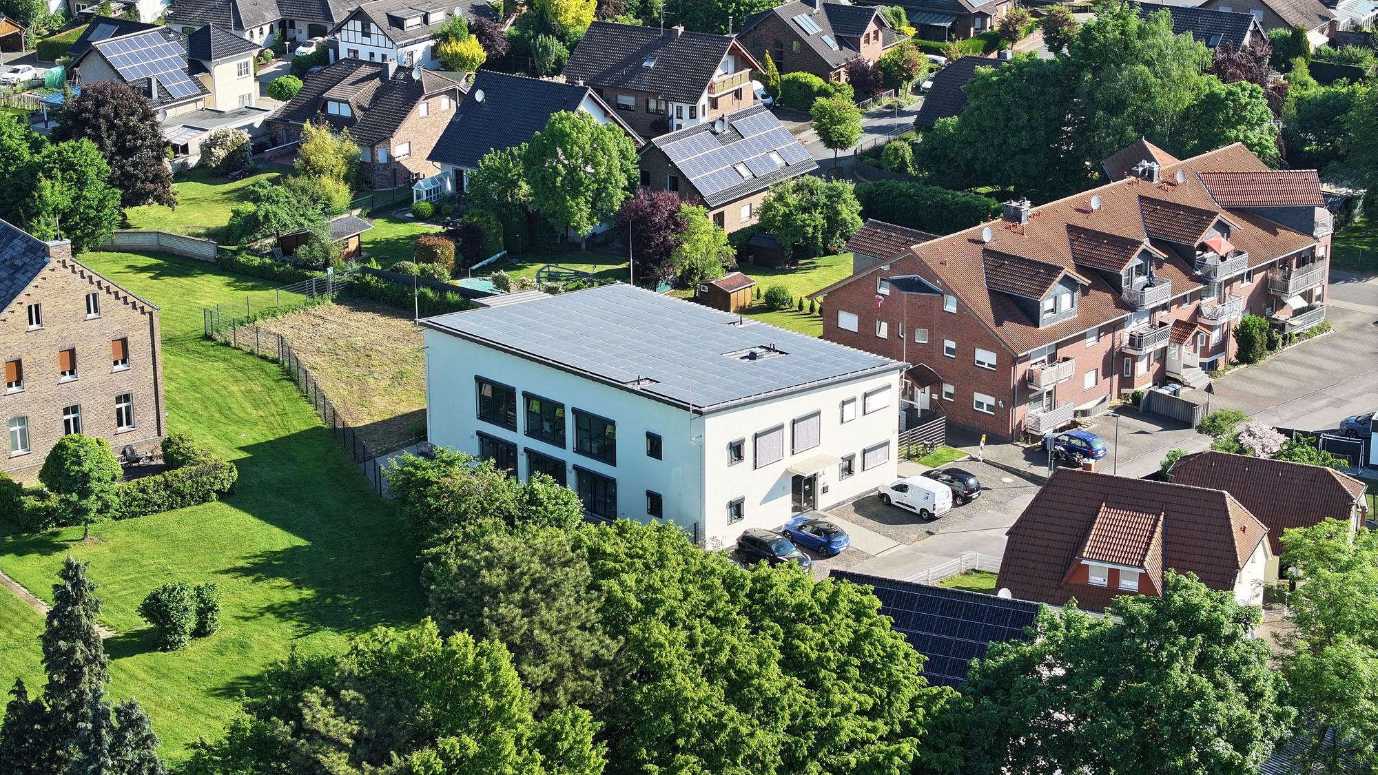 Das Luftbild zeigt das neue Kita-Gebäude in Sinzenich