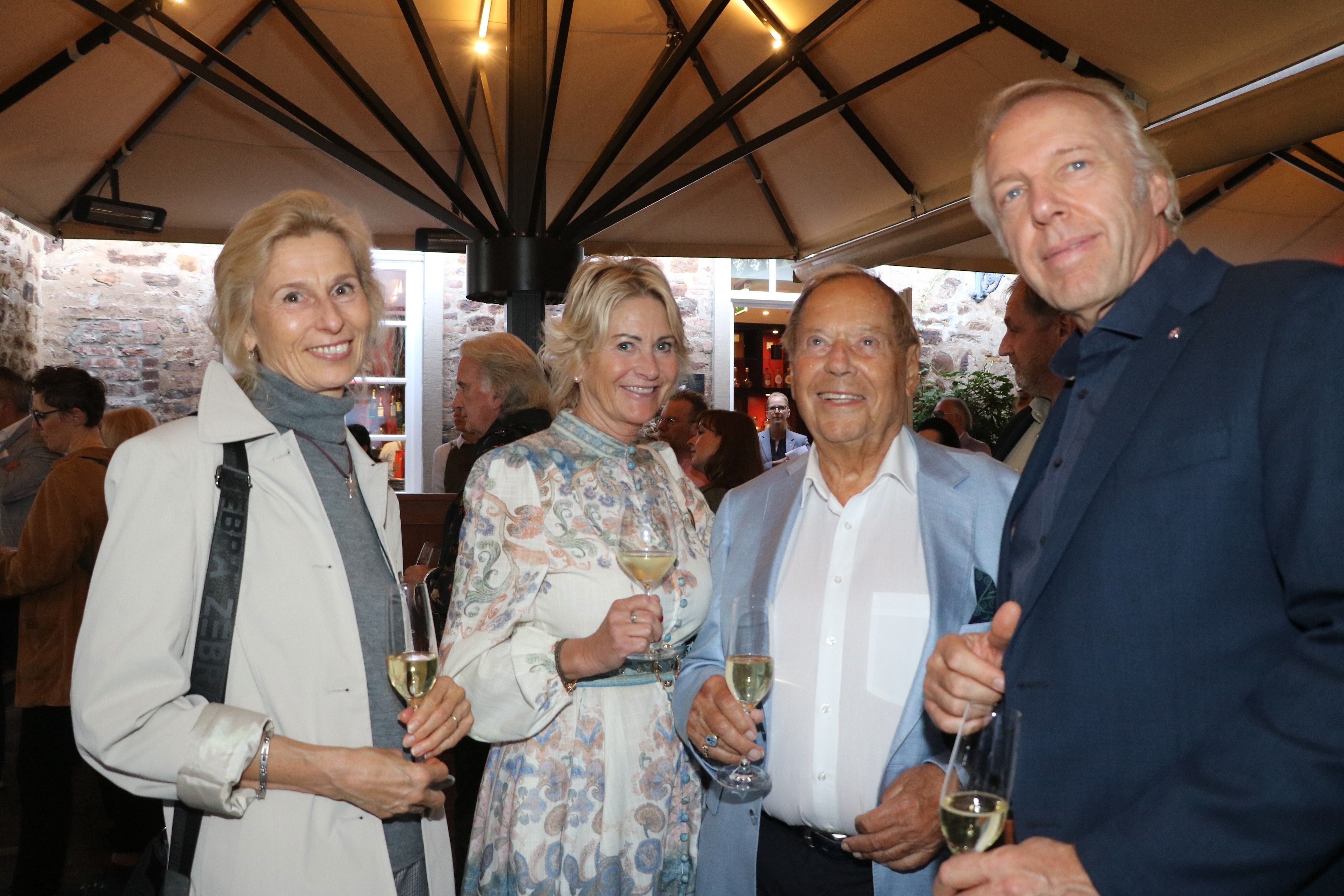 Gut gelaunte Gäste beim Relaunch der Enoteca v.l: Iris Sahre (Golf- und Landclub Köln), Sylvia Patt (Möbelhaus Patt), Helmut Brunotte (Brunotte Kinos) Achim Lehnstaedt (Golf- und Landclub Köln)