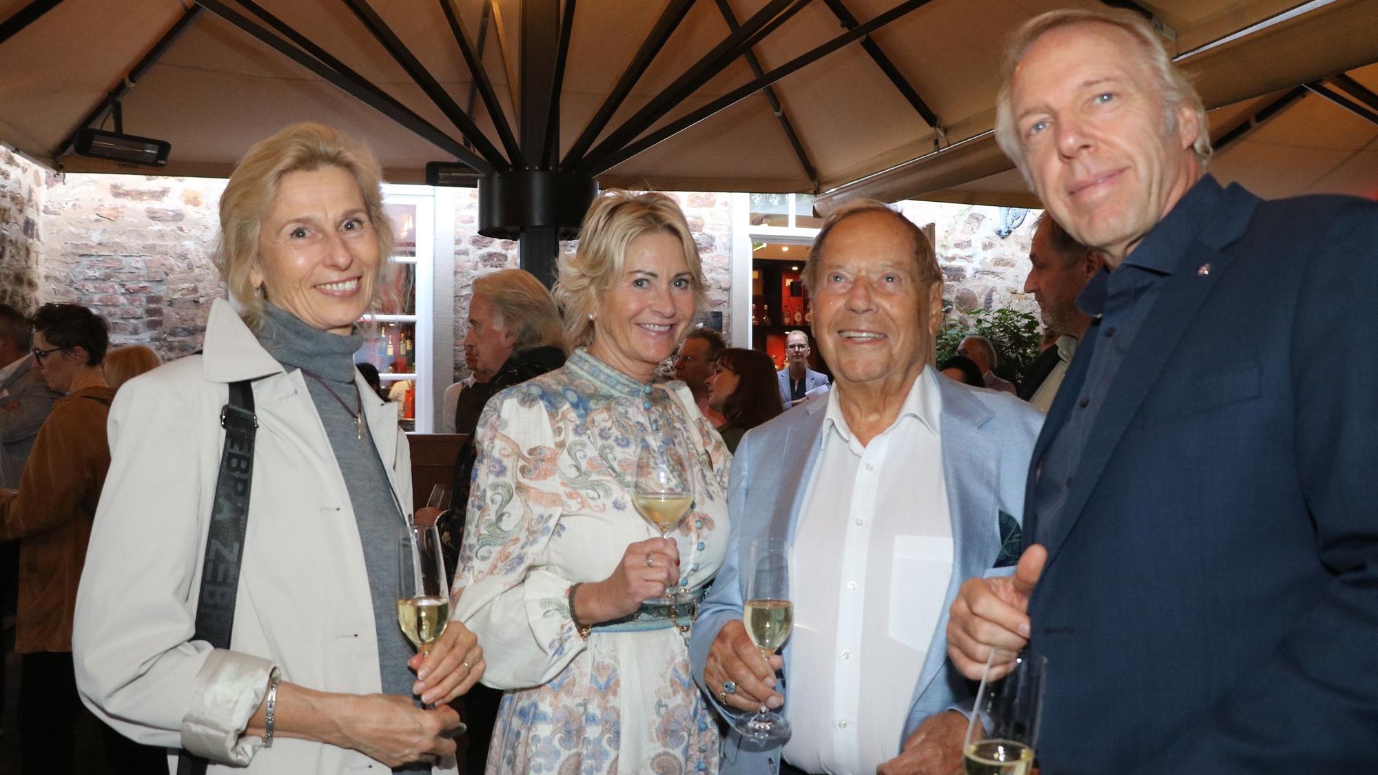 Gut gelaunte Gäste beim Relaunch der Enoteca v.l: Iris Sahre (Golf- und Landclub Köln), Sylvia Patt (Möbelhaus Patt), Helmut Brunotte (Brunotte Kinos) Achim Lehnstaedt (Golf- und Landclub Köln)