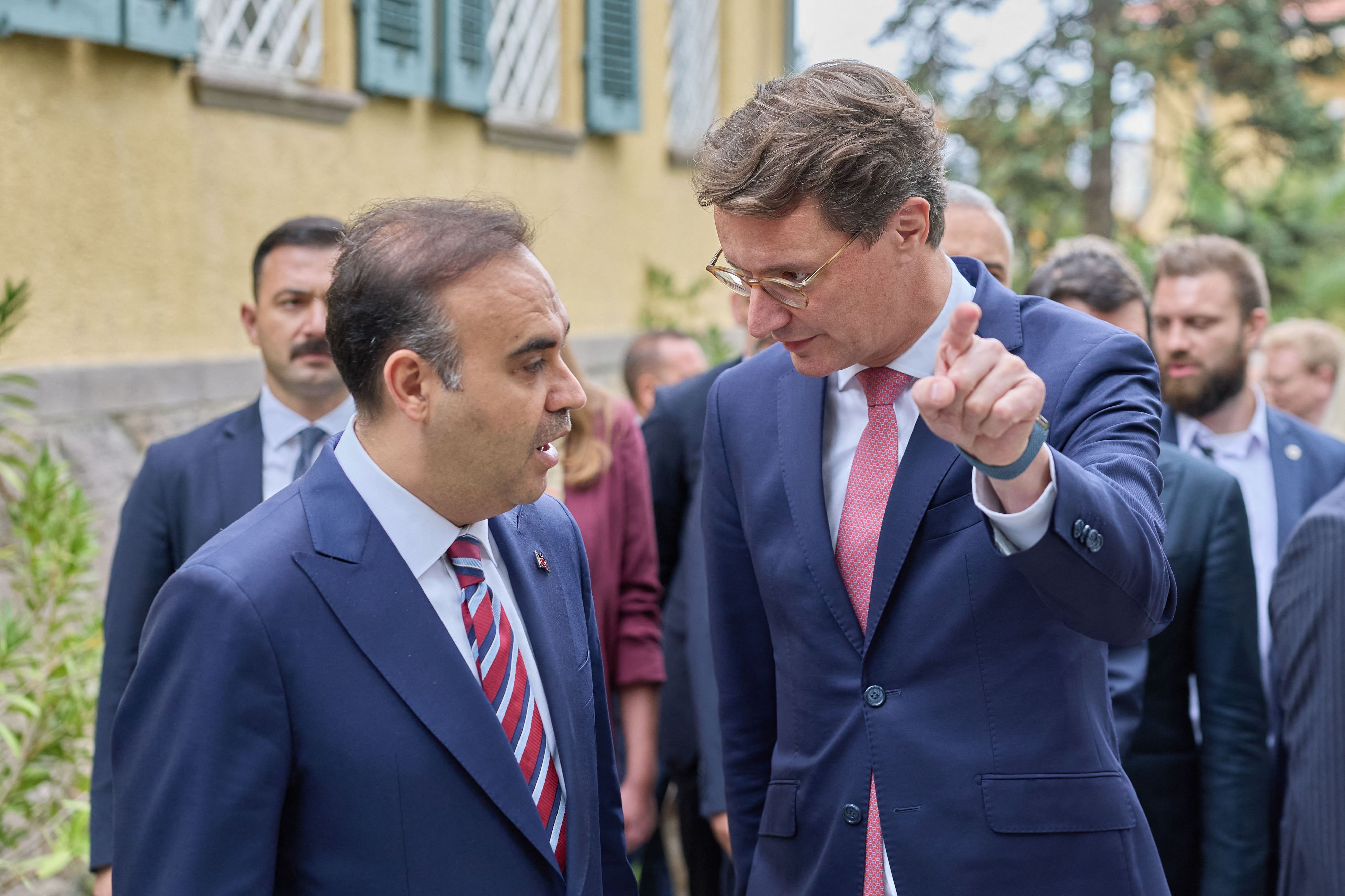 29.09.2026, Türkei, Ankara: Hendrik Wüst (r, CDU), Ministerpräsident von Nordrhein-Westfalen, und Mehmet Fatih Kacir, Minister für Industrie und Technologie der Türkei, nehmen an einem Empfang zum Tag der Deutschen Einheit in der Deutschen Botschaft teil. Wüst hält sich im Rahmen des 65. Jubiläums des deutsch-türkischen Anwerbeabkommens zu einer dreitägigen Reise in der Türkei auf. Foto: Rolf Vennenbernd/dpa +++ dpa-Bildfunk +++