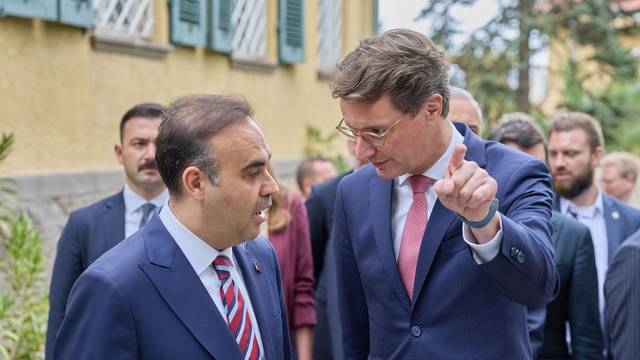 29.09.2026, Türkei, Ankara: Hendrik Wüst (r, CDU), Ministerpräsident von Nordrhein-Westfalen, und Mehmet Fatih Kacir, Minister für Industrie und Technologie der Türkei, nehmen an einem Empfang zum Tag der Deutschen Einheit in der Deutschen Botschaft teil. Wüst hält sich im Rahmen des 65. Jubiläums des deutsch-türkischen Anwerbeabkommens zu einer dreitägigen Reise in der Türkei auf. Foto: Rolf Vennenbernd/dpa +++ dpa-Bildfunk +++