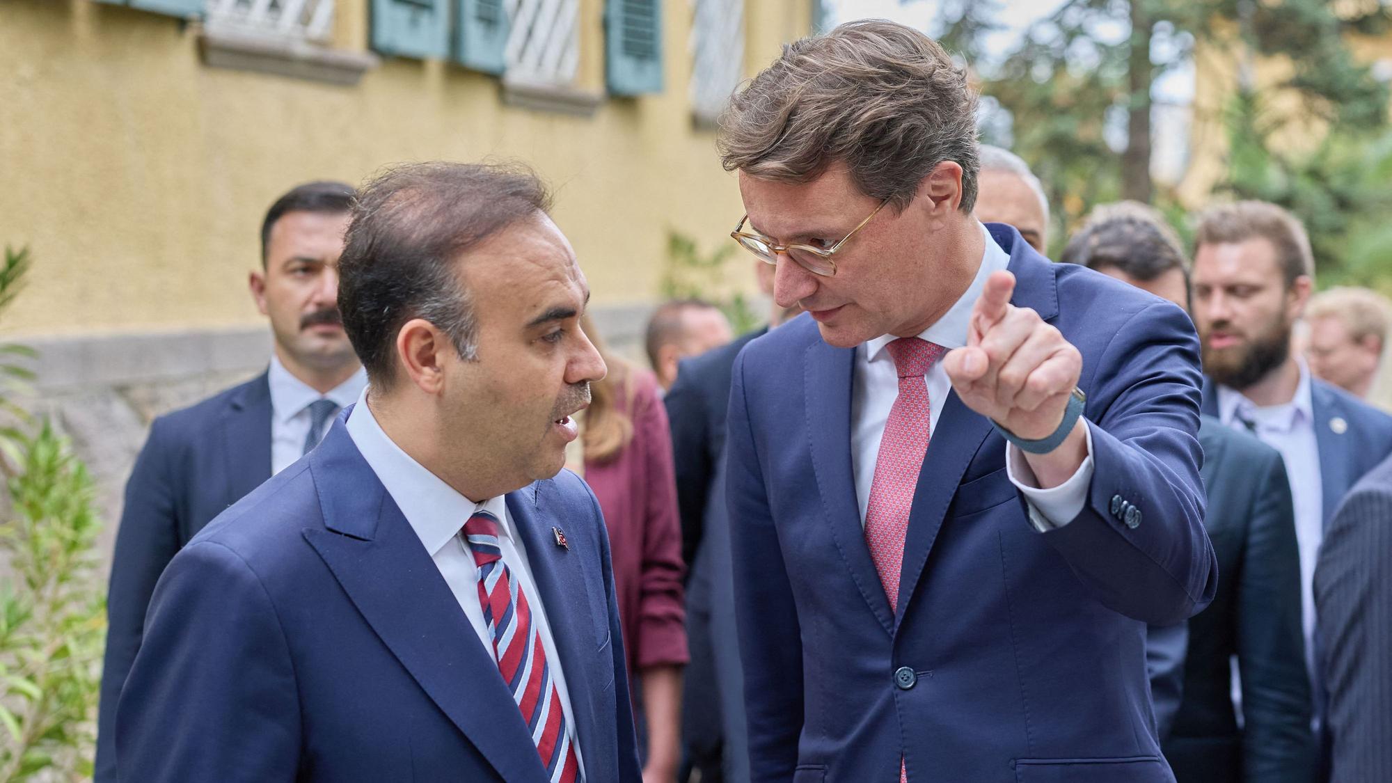 29.09.2026, Türkei, Ankara: Hendrik Wüst (r, CDU), Ministerpräsident von Nordrhein-Westfalen, und Mehmet Fatih Kacir, Minister für Industrie und Technologie der Türkei, nehmen an einem Empfang zum Tag der Deutschen Einheit in der Deutschen Botschaft teil. Wüst hält sich im Rahmen des 65. Jubiläums des deutsch-türkischen Anwerbeabkommens zu einer dreitägigen Reise in der Türkei auf. Foto: Rolf Vennenbernd/dpa +++ dpa-Bildfunk +++