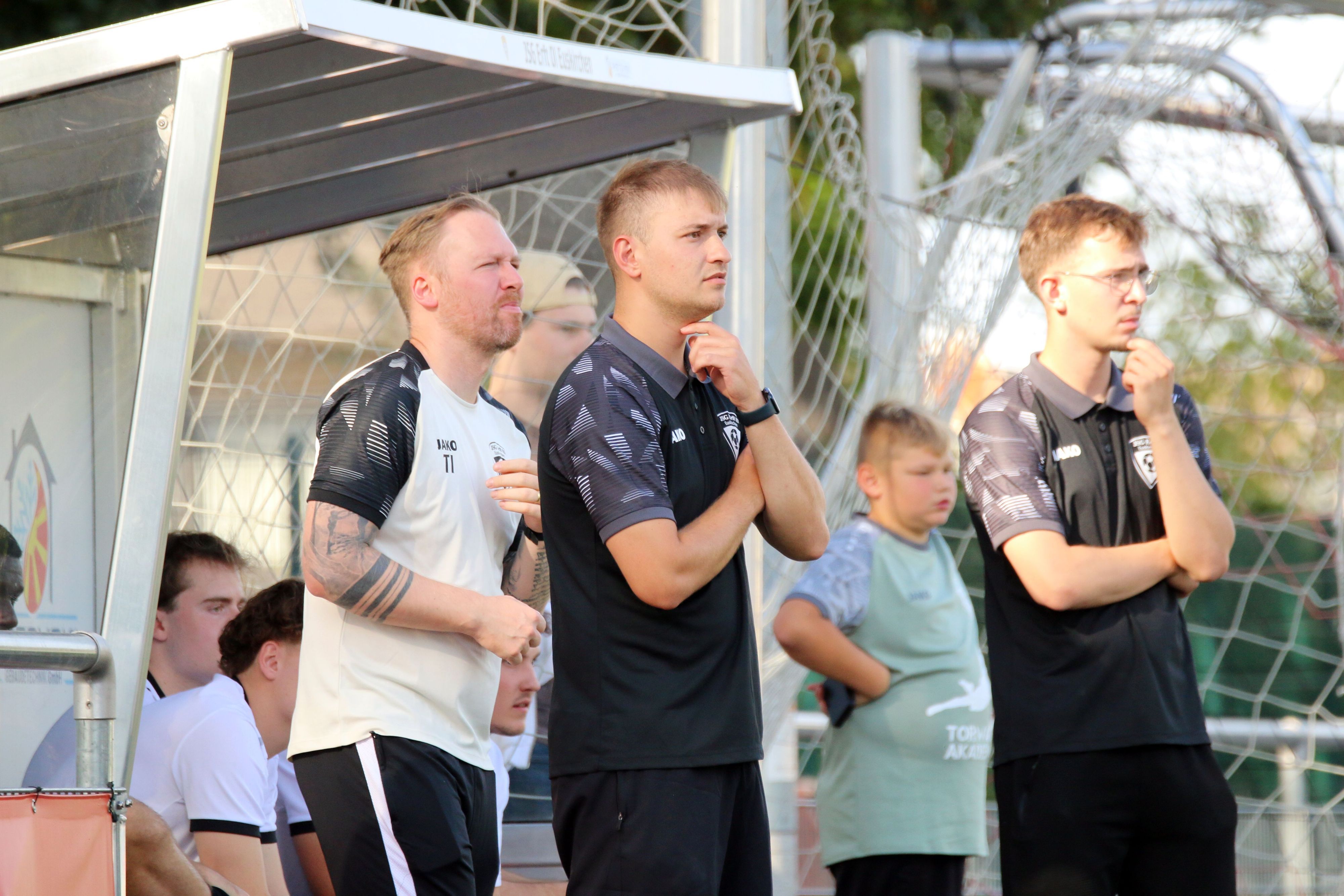 Die Vertreter des gesperrten Cheftrainers Chris Kockerols stehen an der Seitenlinie.