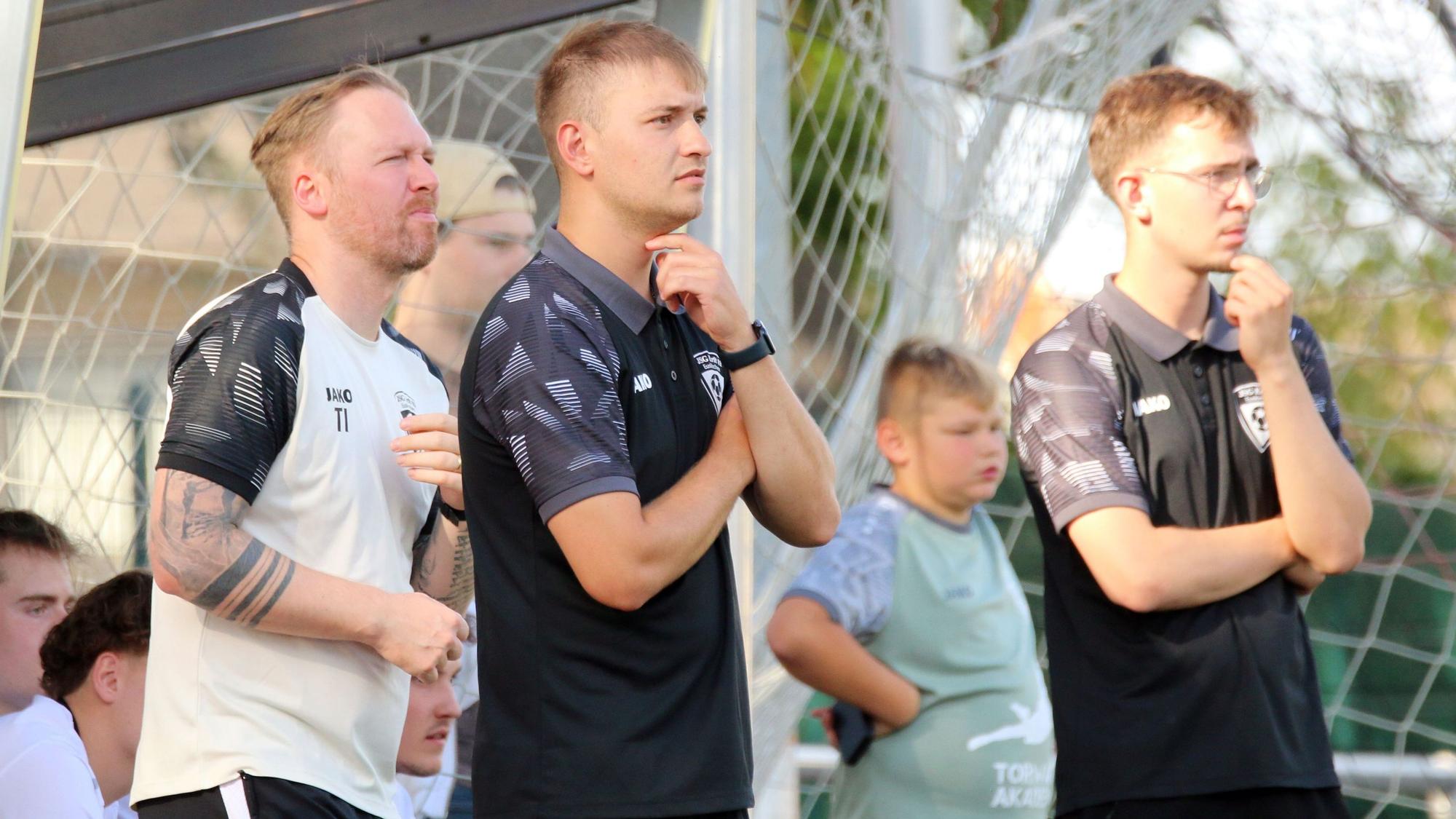 Die Vertreter des gesperrten Cheftrainers Chris Kockerols stehen an der Seitenlinie.